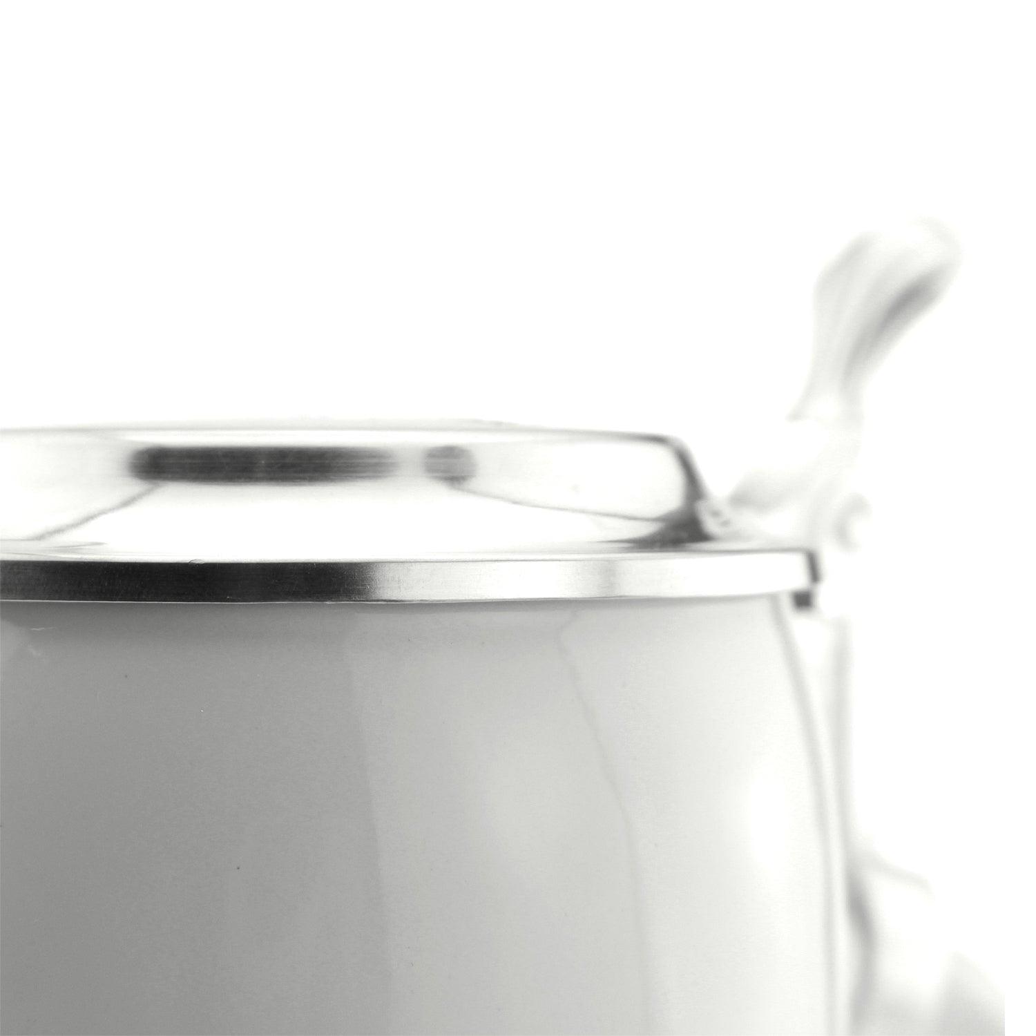 Personalisierbarer Bierkrug aus grau-beigem Steingut mit Zinndeckel, Logo-Gravur und rundem Henkel, 1,0 l.