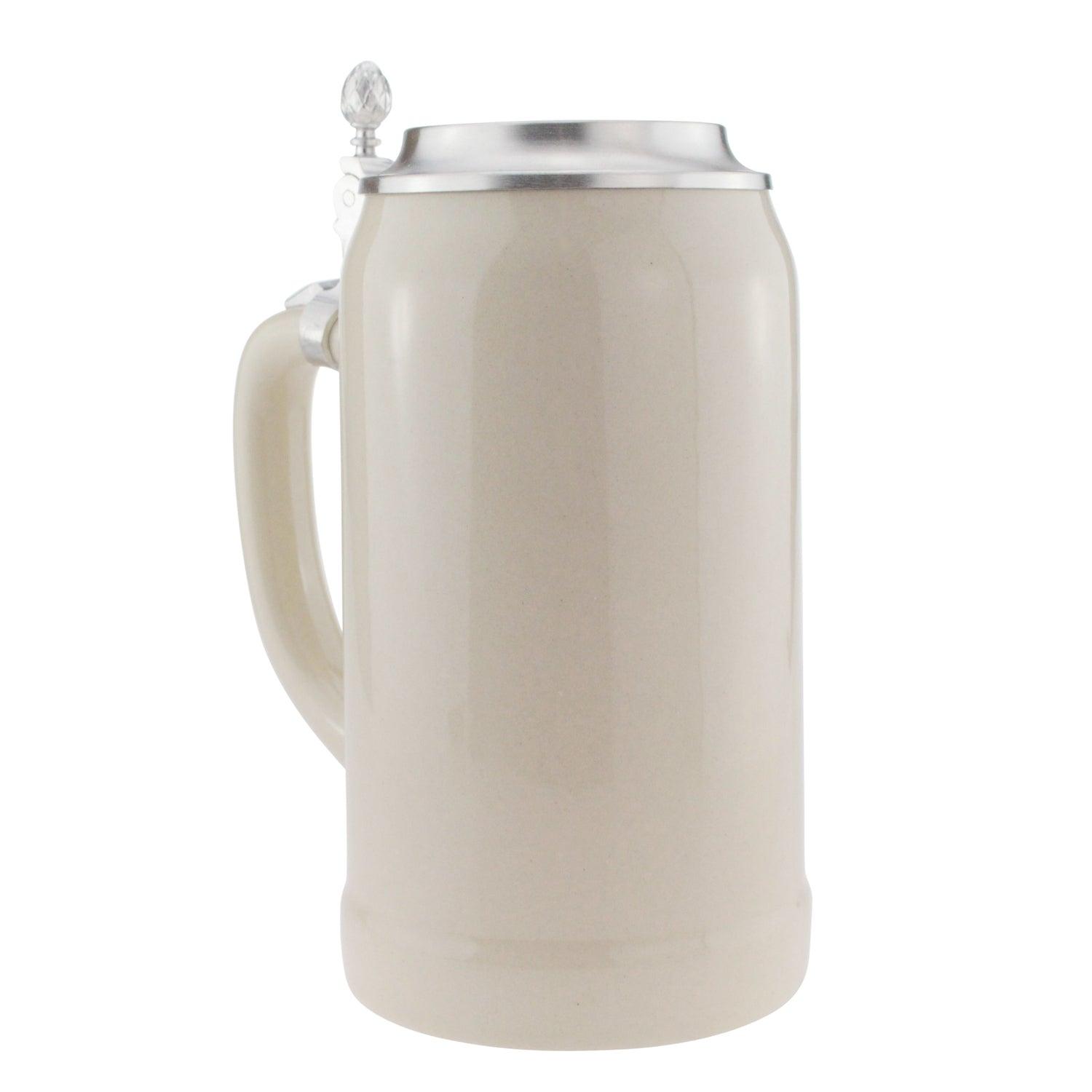 Personalisierbarer Bierkrug aus Steingut mit Zinndeckel, Logo-Gravur und reliefartigem Bayern-Motiv, 1,0 Liter.