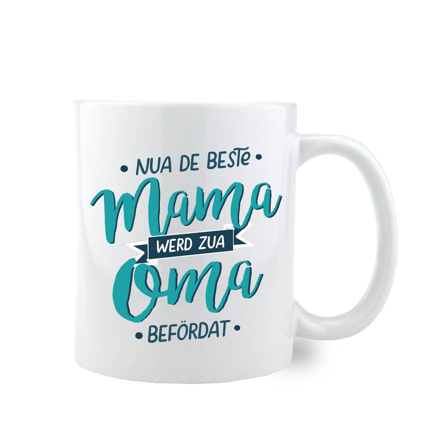 Keramiktasse mit bayerischem Schriftzug „Nua de beste Mama werd zua Oma befördat“ und rotem Herzmotiv, ca. 330 ml.