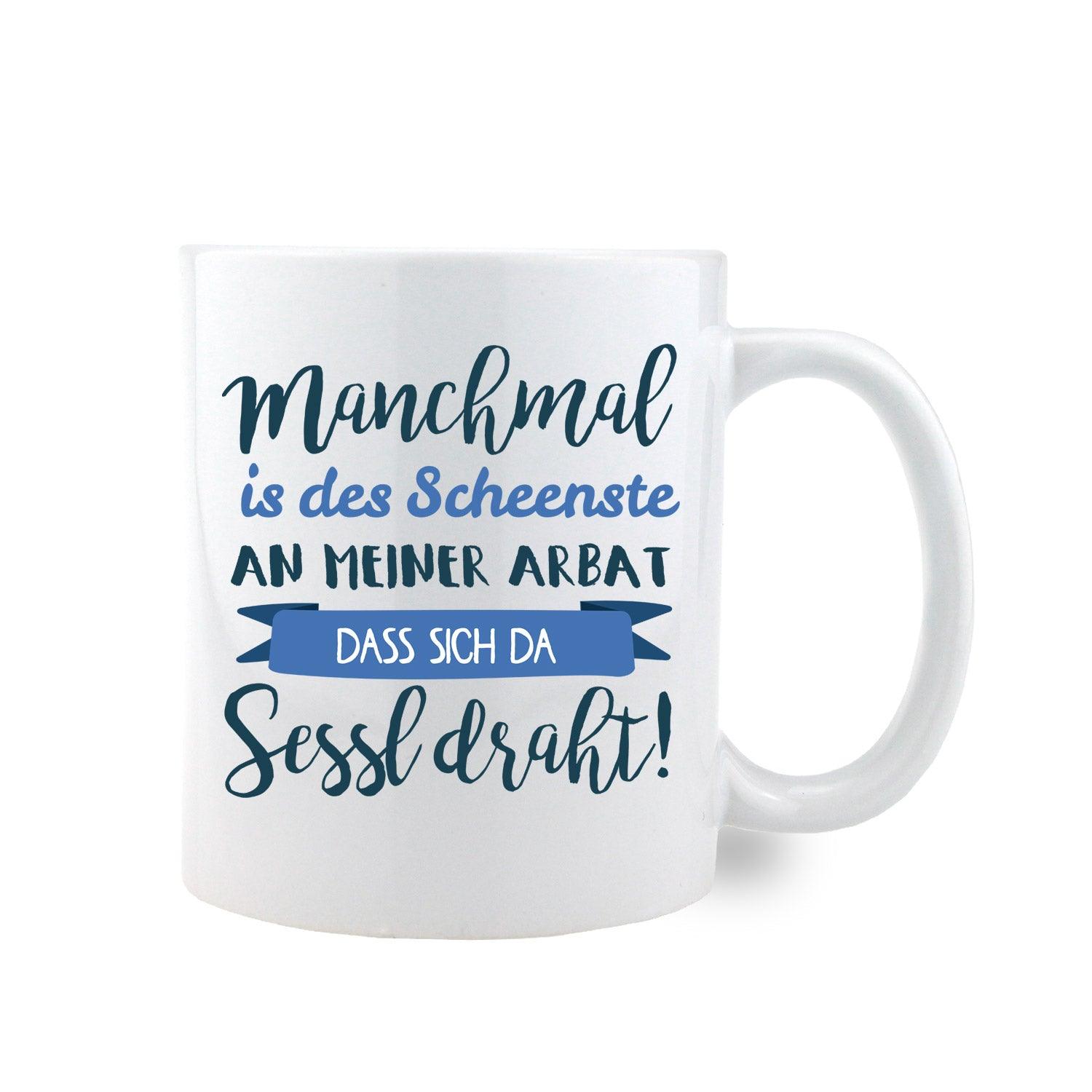 Weiße Keramiktasse mit schwarzem Henkel und bayerischem Spruch „Manchmal is des Scheenste...Sessl draht“, ca. 330 ml.