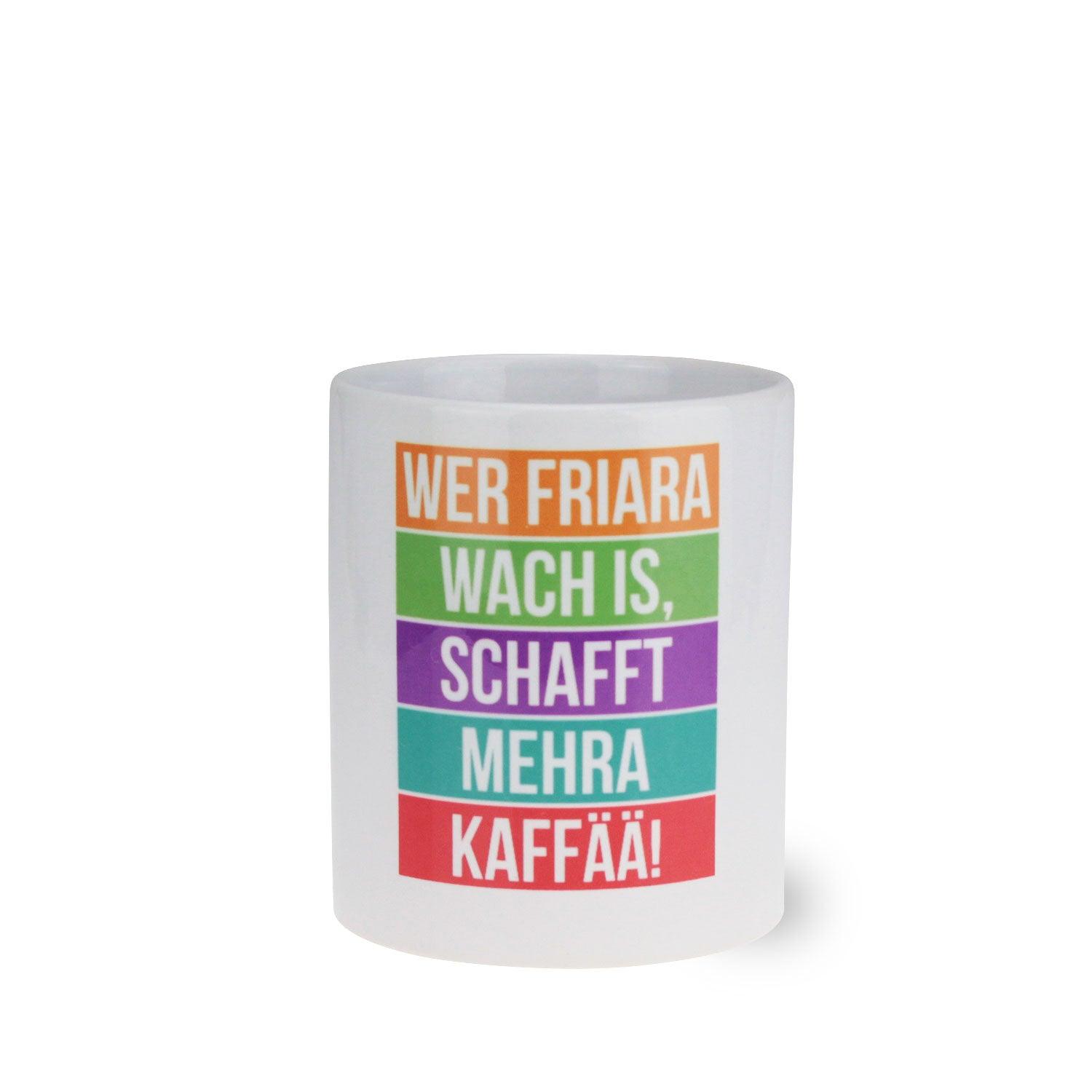 Weiße Keramiktasse mit schwarzem bayerischem Schriftzug „Wer friara wach is, schafft mehra Kaffää“, Henkel rechts, 330 ml.