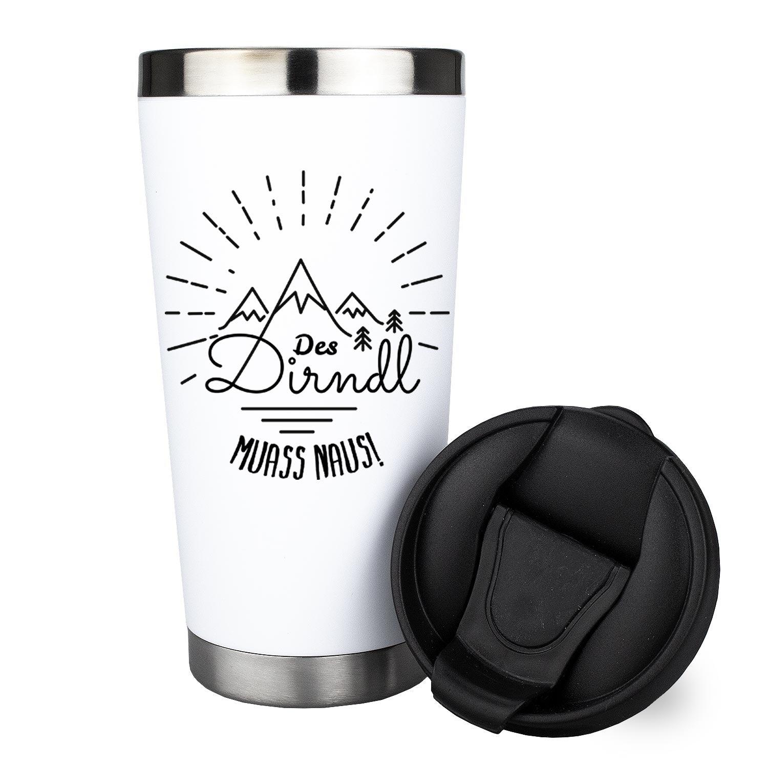 Weißer Thermo-Becher Des Dirndl muass naus mit schwarzer Aufschrift, Bergmotiv und abnehmbarem Deckel.