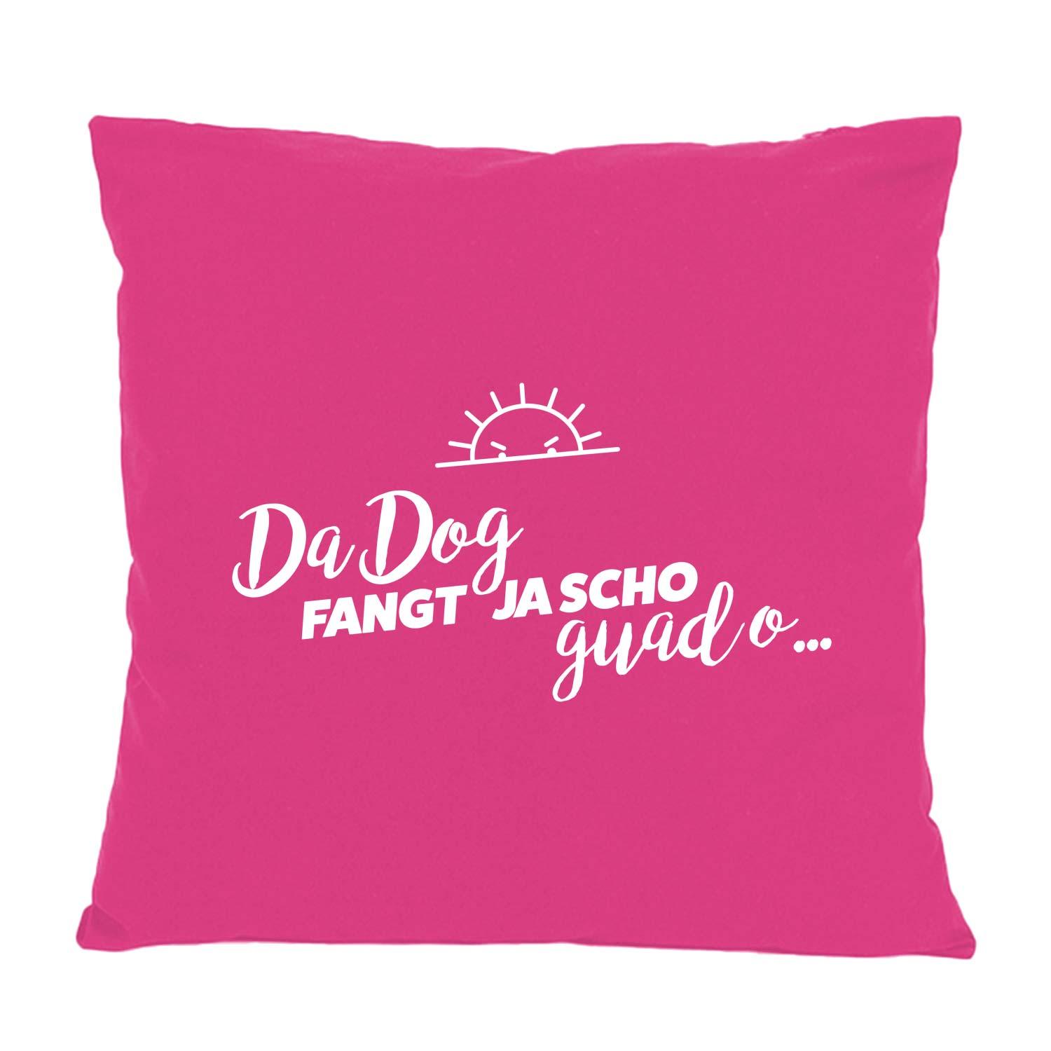 Quadratisches Dekokissen mit bayerischem Schriftzug „Da Dog fangt scho wieder...“, aus Baumwolle, ca. 40 x 40 cm.