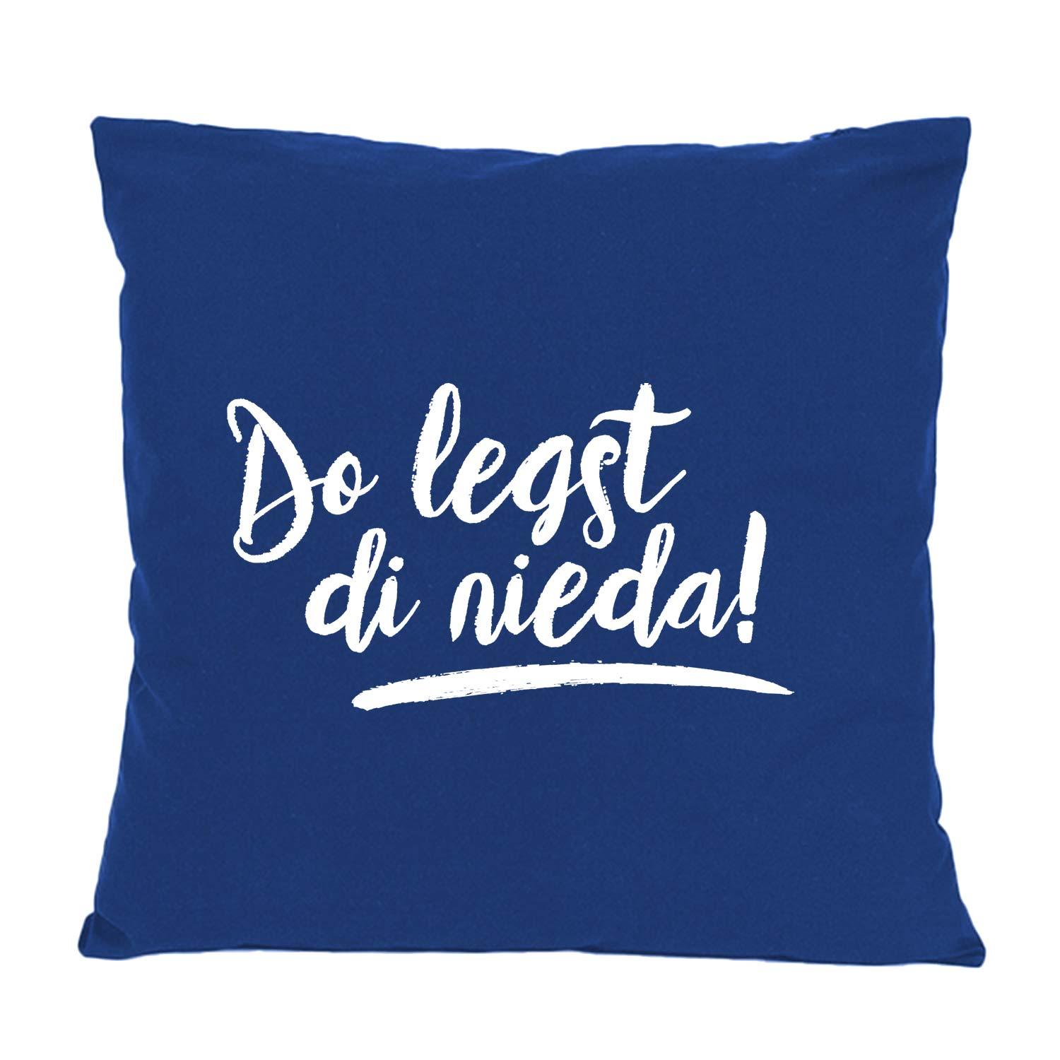 Quadratisches Dekokissen mit großem Schriftzug „Do legst di nieda!“, glatter Oberfläche aus 100 % Baumwolle, ca. 40 x 40 cm.