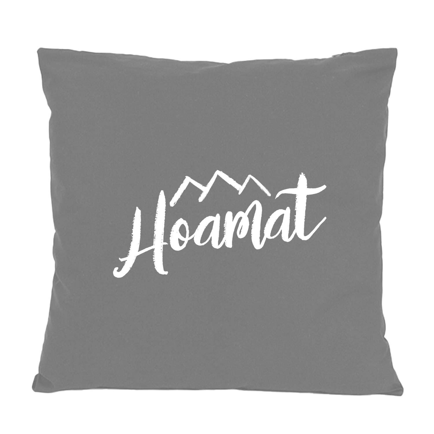 Quadratisches Dekokissen mit großem „Hoamat“-Schriftzug, bedruckt in Bayern, aus 100 % Baumwolle, ca. 40×40 cm.