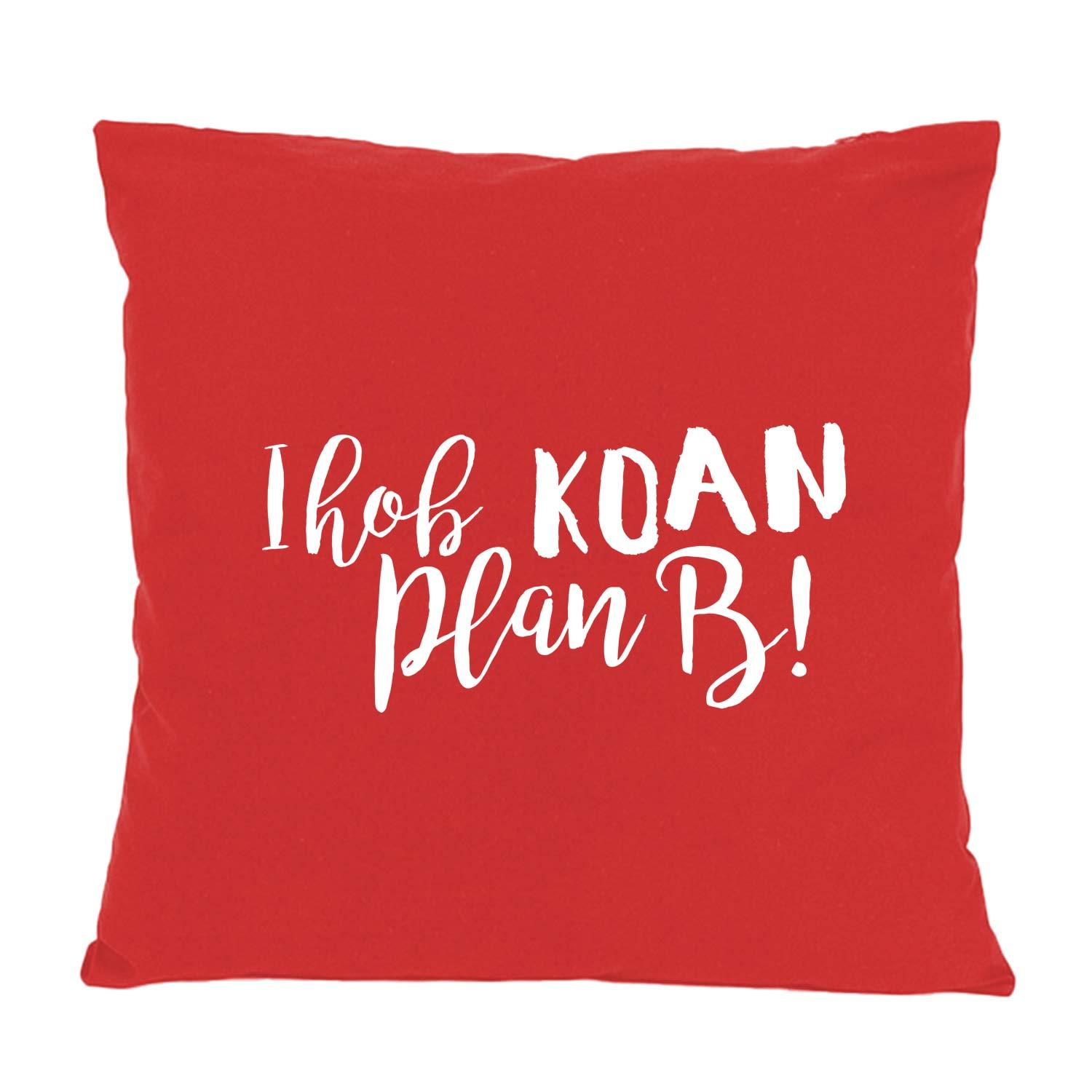 Quadratisches Dekokissen mit zentral platziertem Schriftzug „Koan Plan B“ und bayerischem Motiv, aus Baumwolle, ca. 40 x 40 cm.