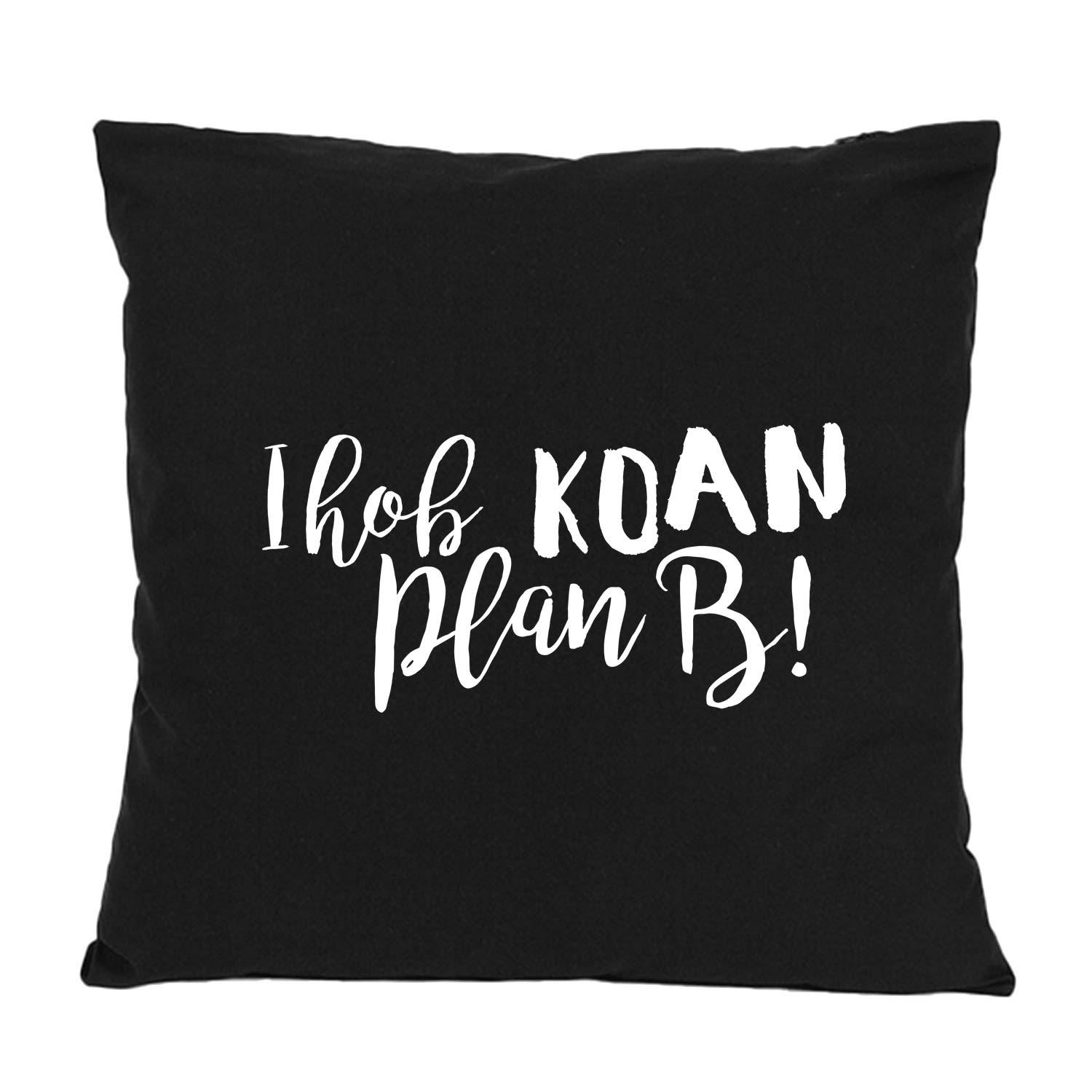 Quadratisches Dekokissen mit aufgedrucktem bayerischen Schriftzug „Koan Plan B...“, aus 100 % Baumwolle, ca. 40 × 40 cm.