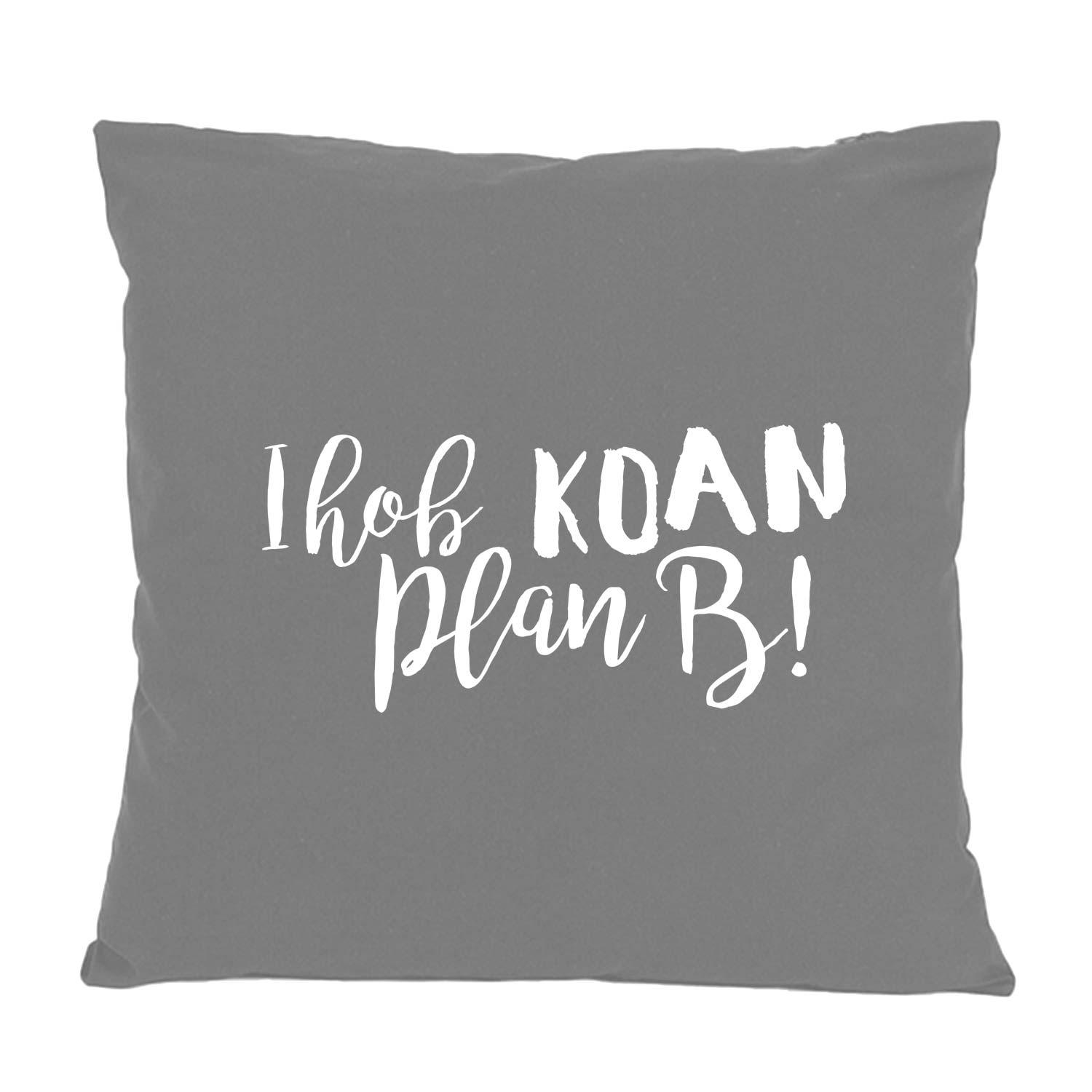 Quadratisches Dekokissen mit deutlich sichtbarem Schriftzug „Koan Plan B“ auf strukturierter Baumwolloberfläche, ca. 40 x 40 cm.