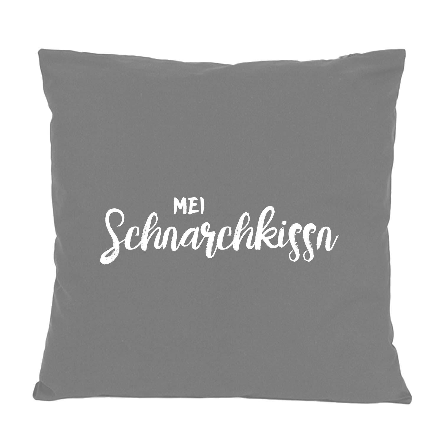 Quadratisches Dekokissen mit sichtbarem Schriftzug „Mei Schnarchkissn“, bedruckt, aus 100 % Baumwolle, ca. 40 × 40 cm.