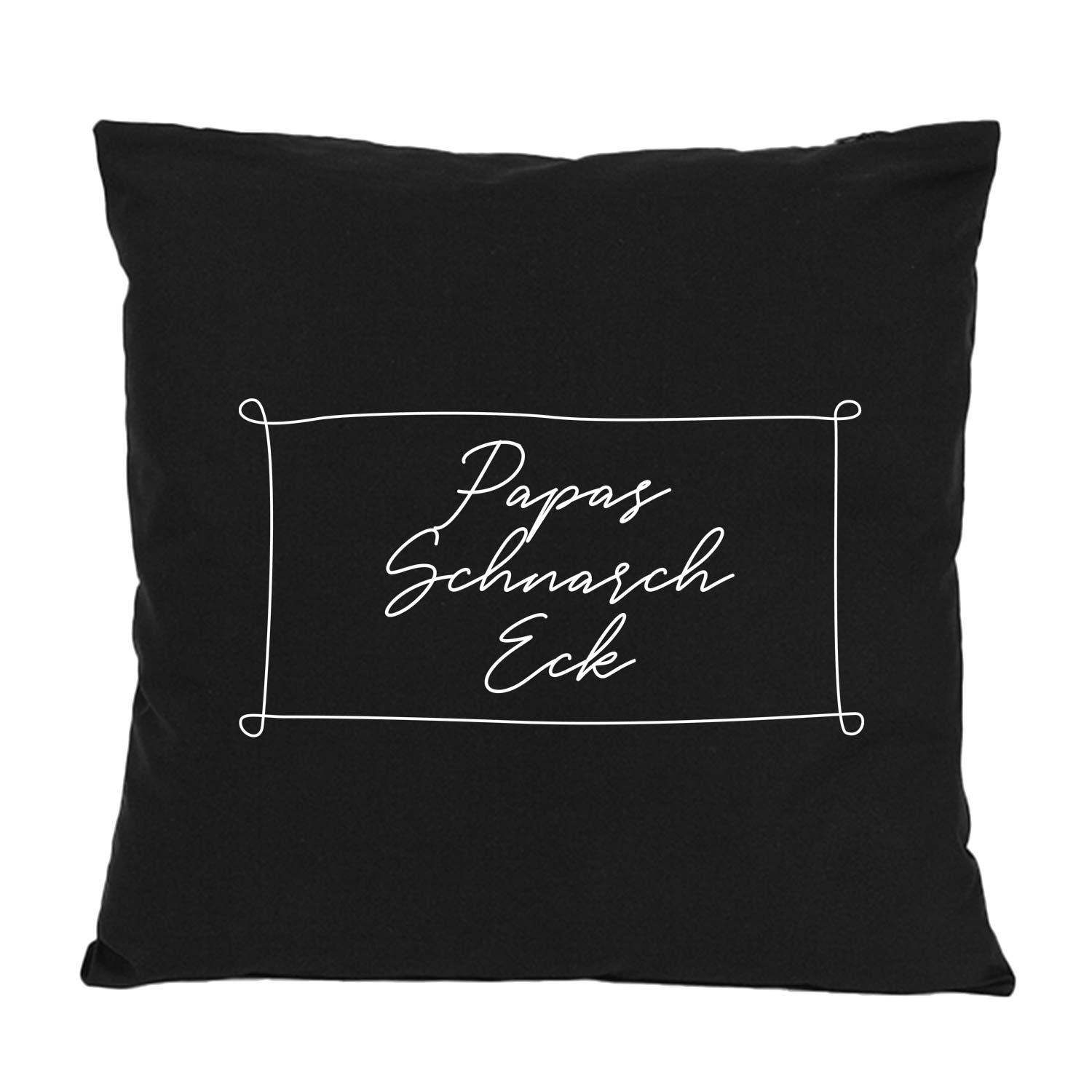Quadratisches Dekokissen mit plakativem Schriftzug „Papas Schnarch Eck“, bedruckt auf Baumwolle, ca. 40 x 40 cm.