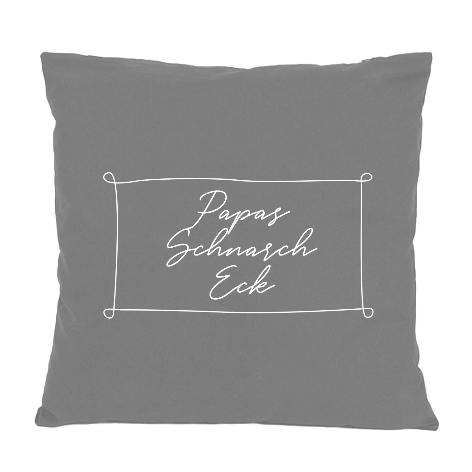 Quadratisches Dekokissen mit sichtbarem Schriftzug „Papas Schnarch Eck“, aus Baumwolle, ca. 40 x 40 cm.