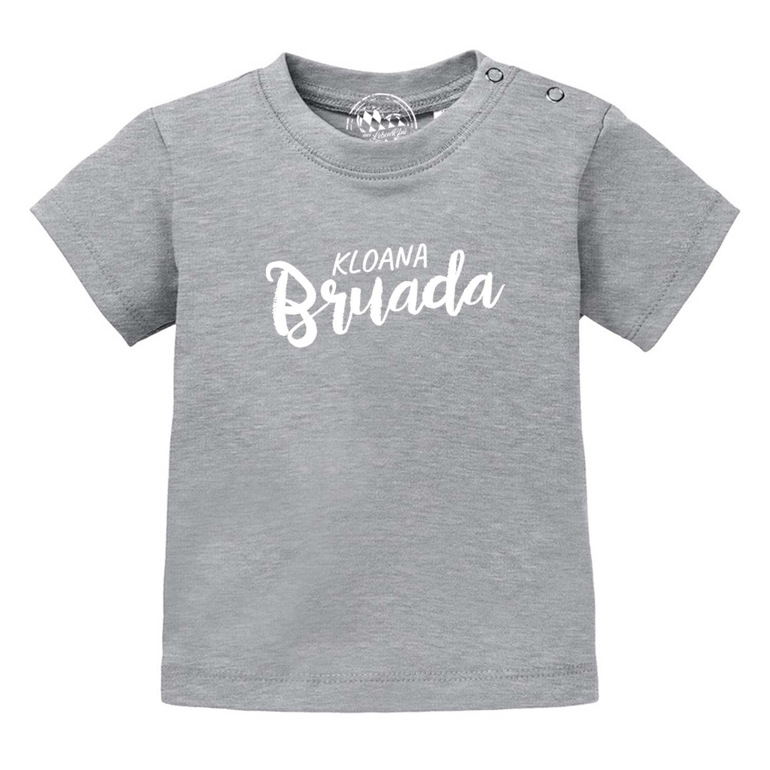 Graues Baby T-Shirt Kloana Bruada aus Baumwolle mit weißem Schriftzug und Druckknöpfen an der Schulter.