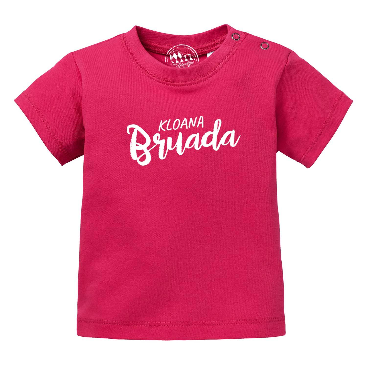 Pinkes Baby T-Shirt "Kloana Bruada" mit weißem Schriftzug und Druckknöpfen an der Schulter, aus Baumwolle.