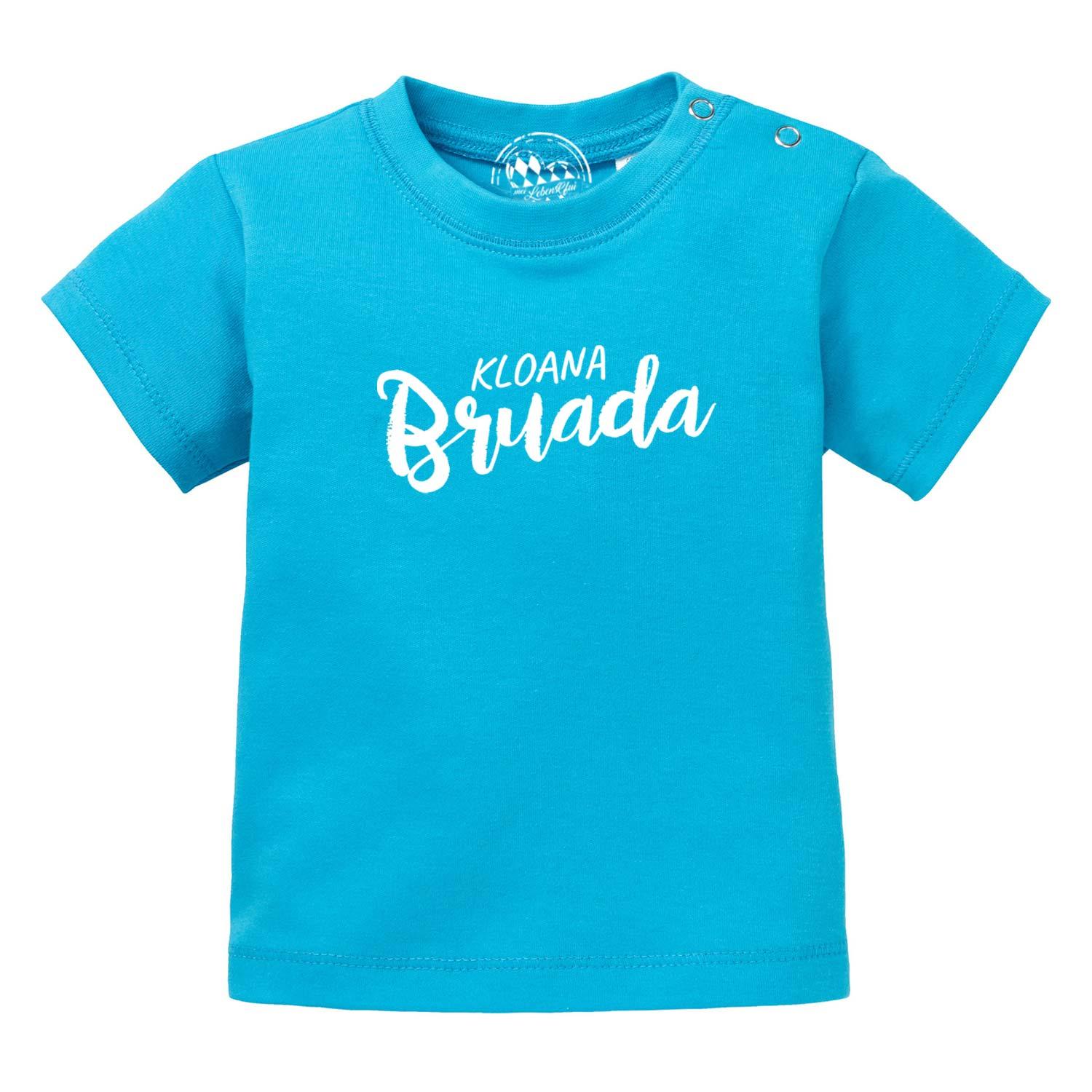 Baby T-Shirt Kloana Bruada in leuchtendem Türkis mit weißem Schriftzug und Druckknöpfen an der Schulter.