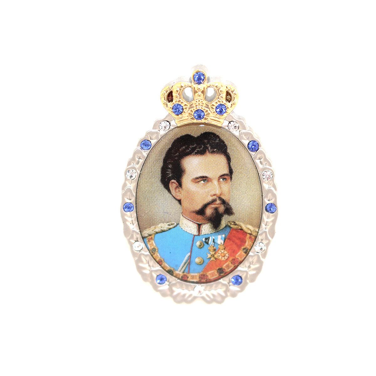 Anhänger mit einem Porträt von König Ludwig II. in Uniform, umrahmt von Strasssteinen und goldener Krone.