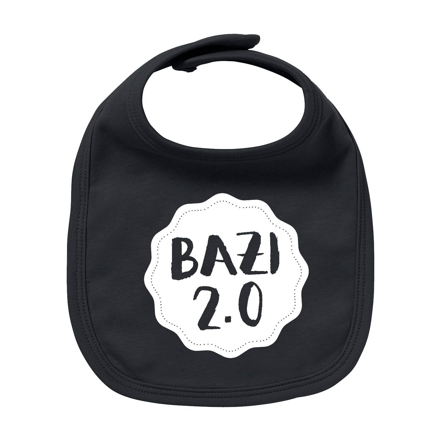 Hellblaues Baby-Lätzchen mit weißem Schriftzug „Bazi 2.0“, runder Halsausschnitt, aus Bio-Baumwolle, 35 × 22 cm.