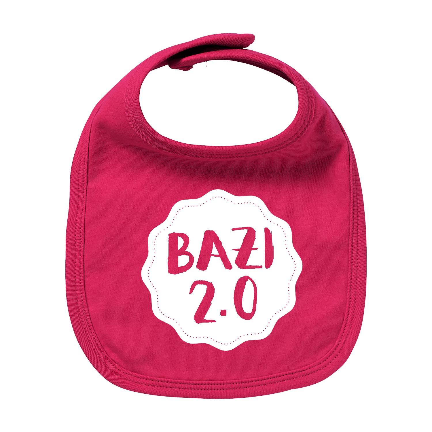 Bayerisches Baby-Lätzchen aus roter Bio-Baumwolle mit weißem „Bazi 2.0“-Schriftzug im Siebdruck.