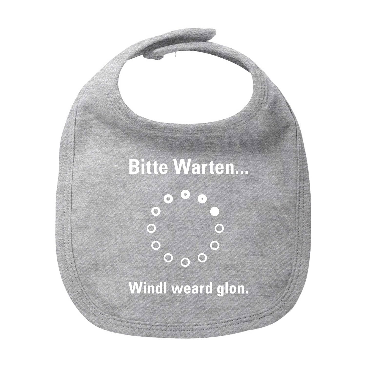 Weißes Baby-Lätzchen mit dunkelblauem Aufdruck „Bitte wartn…“ in bayerischer Schreibschrift, aus Bio-Baumwolle.