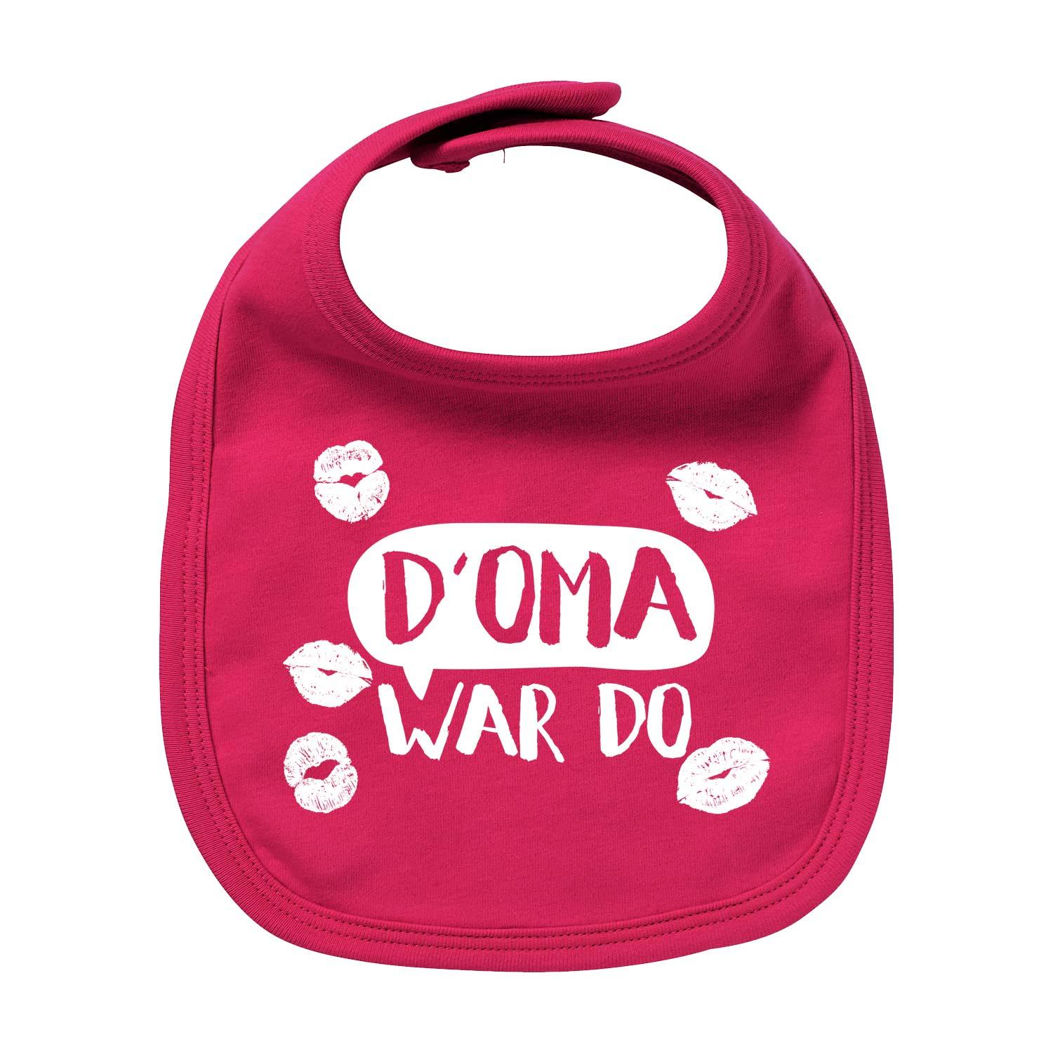 Weißes Baby-Lätzchen mit rotem Herz-Motiv und schwarzem Schriftzug „D’ Oma war do...“, aus 100 % Bio-Baumwolle.