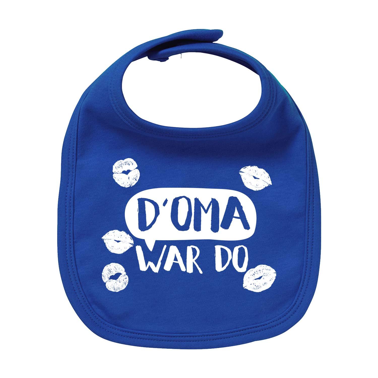 Weißes Baby-Lätzchen mit schwarzem Schriftzug „D' Oma war do“, rechteckige Form, aus Bio-Baumwolle, 35 x 22 cm.
