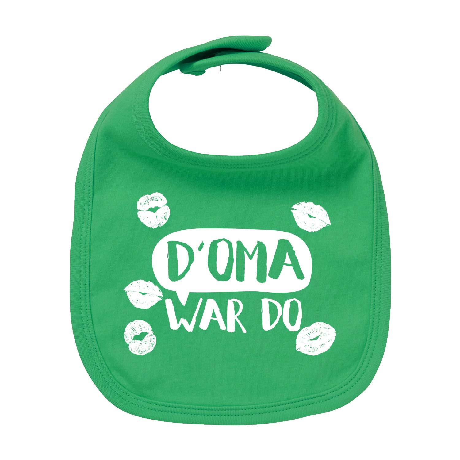 Weißes Baby-Lätzchen mit blauem Schriftzug „D' Oma war do…“, aus Bio-Baumwolle mit Siebdruck, rechteckig.
