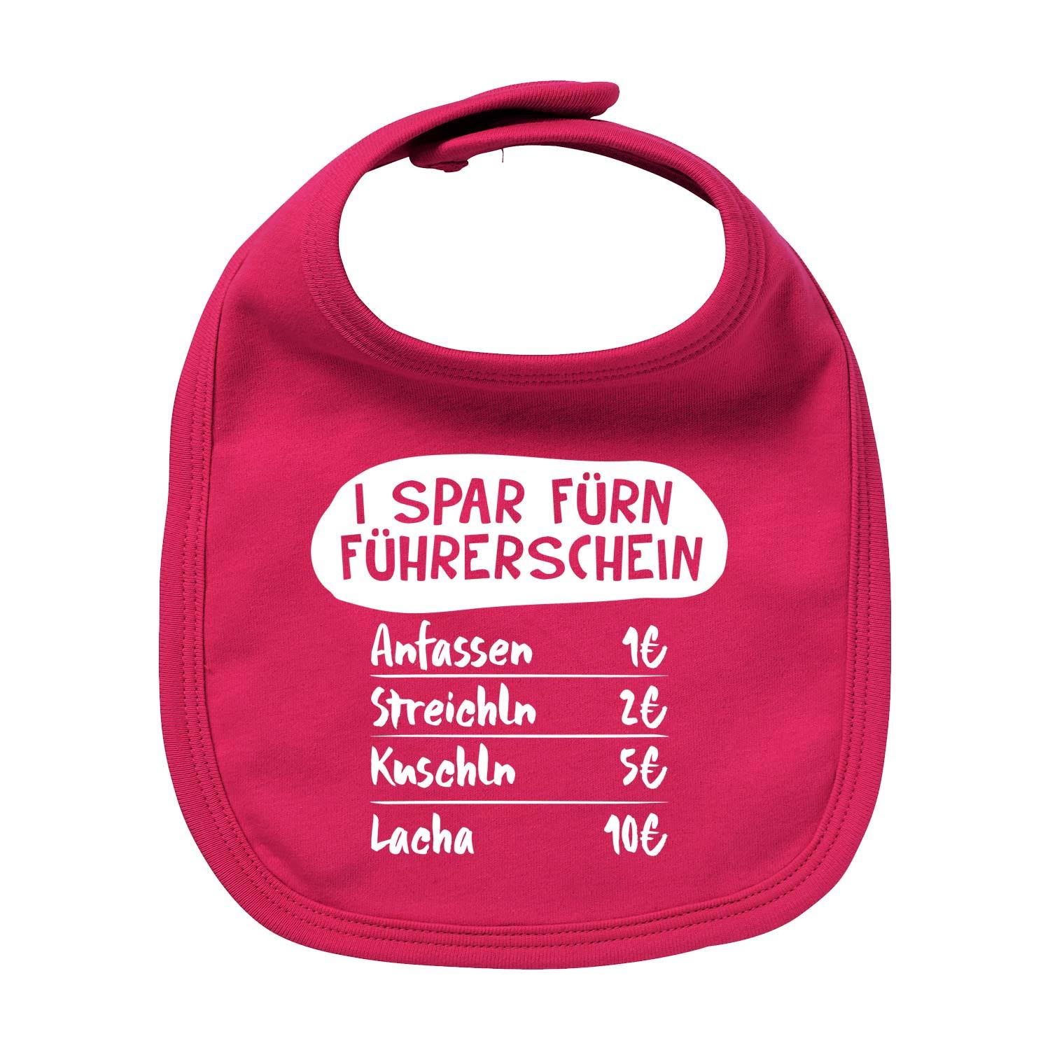 Weißes Baby-Lätzchen mit blauem Schriftzug „I spar fürn Führerschein...“ aus 100 % Bio-Baumwolle, 35 x 22 cm.
