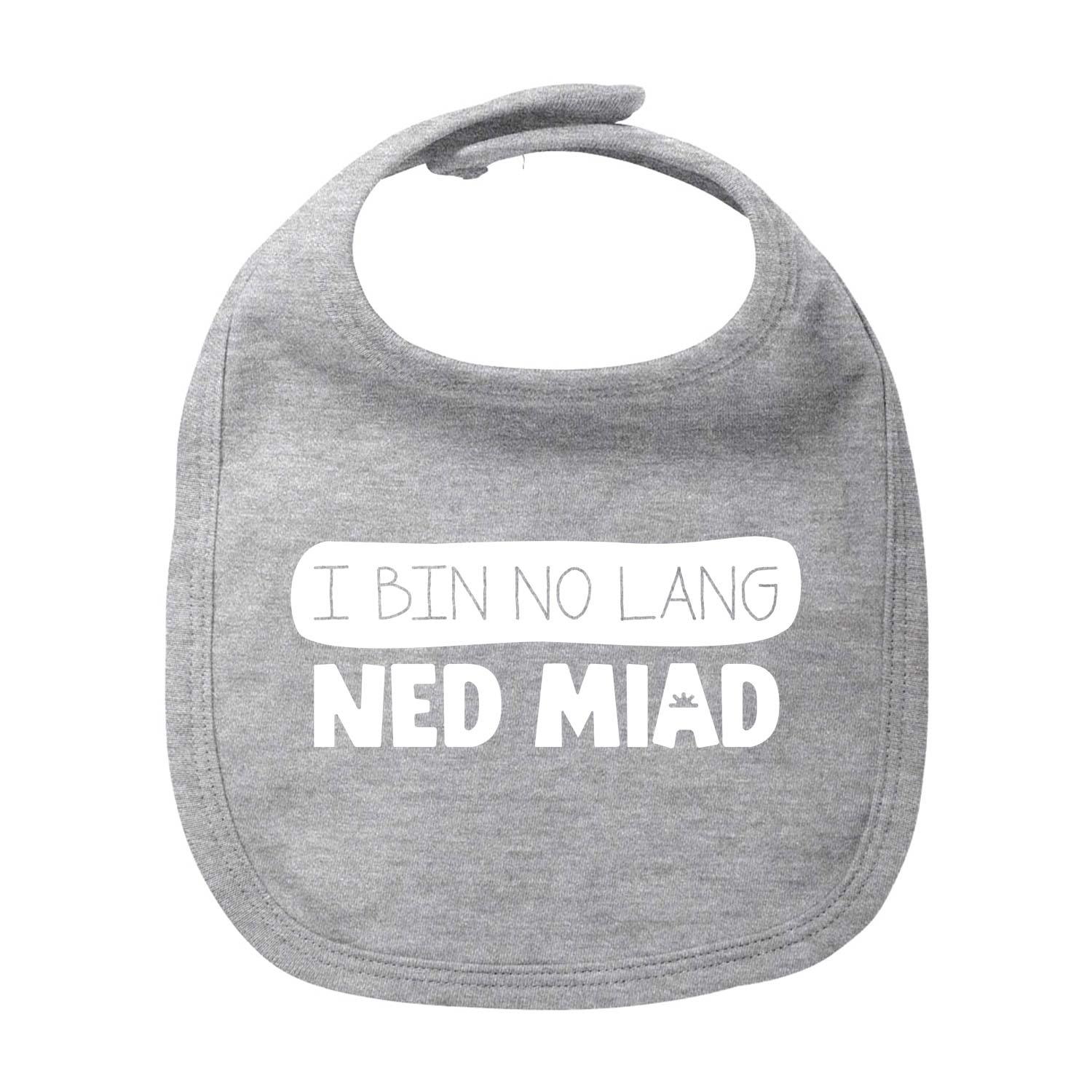 Weißes Baby-Lätzchen mit blauem Schriftzug „...no lang ned miad!“, rechteckig, aus Bio-Baumwolle, Siebdruck.
