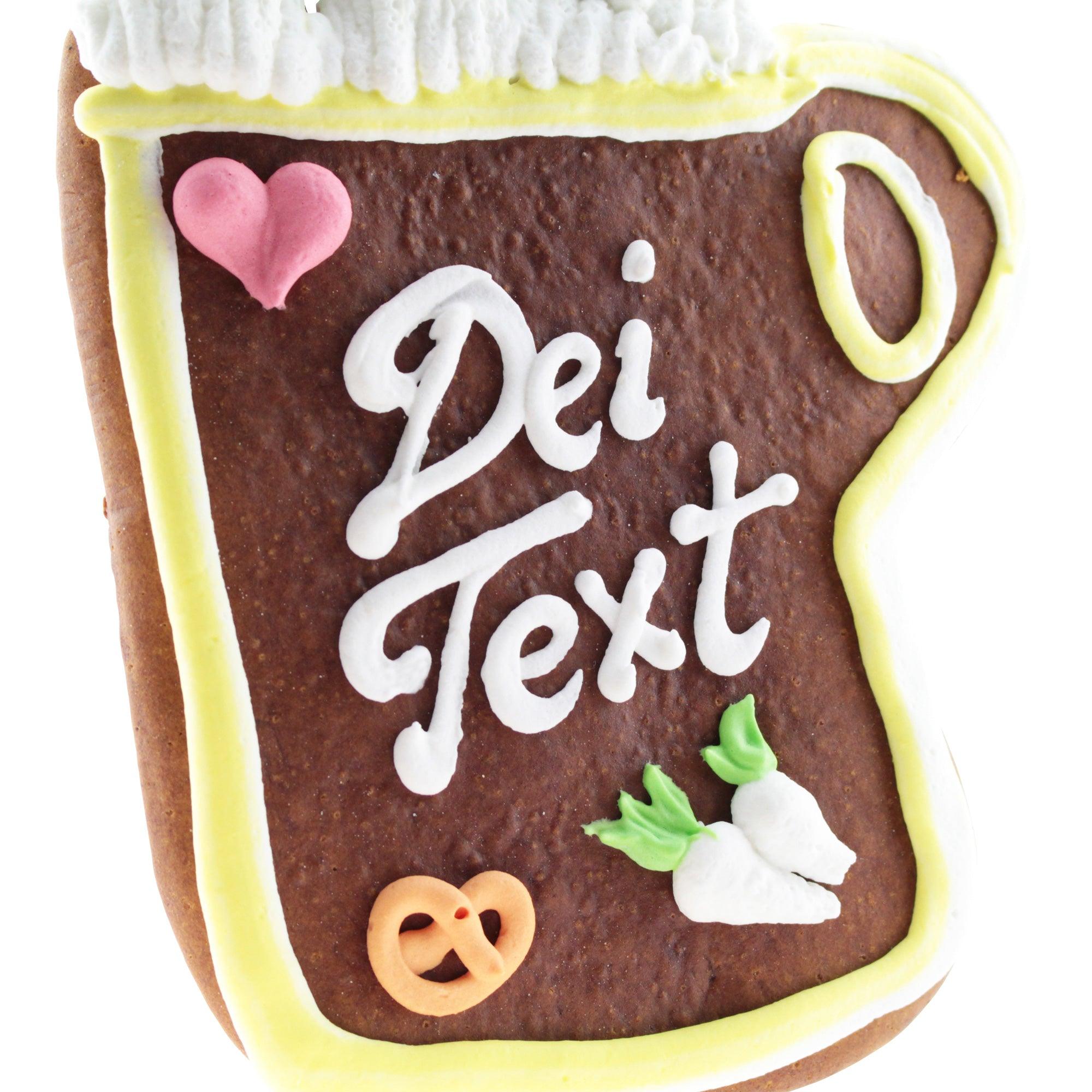 Lebkuchenherz in Form eines Maßkrugs mit Zuckerguss-Verzierung, blau-weißer Bordüre und individuellem Schriftzug; ca. 22 x 16 cm.