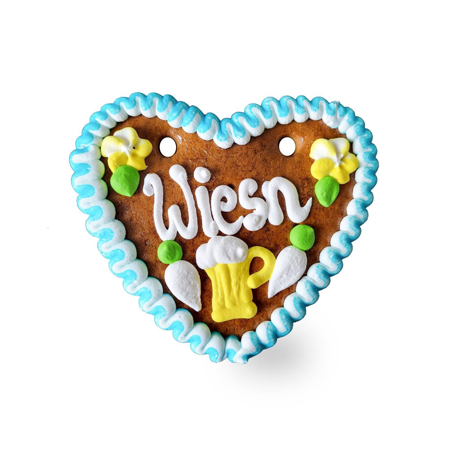 Herzförmiges Lebkuchen mit weißem Zuckerrand, roter Schleife und Schriftzug „Oktoberfest“ in Weiß.