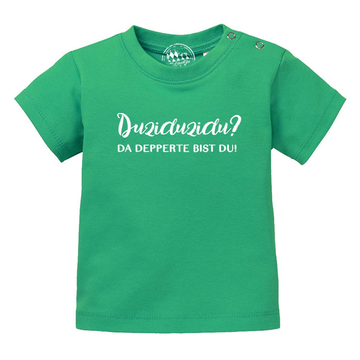 Grünes Baby T-Shirt Duziduzidu mit witzigem weißem Spruch und Druckknöpfen an der Schulter.