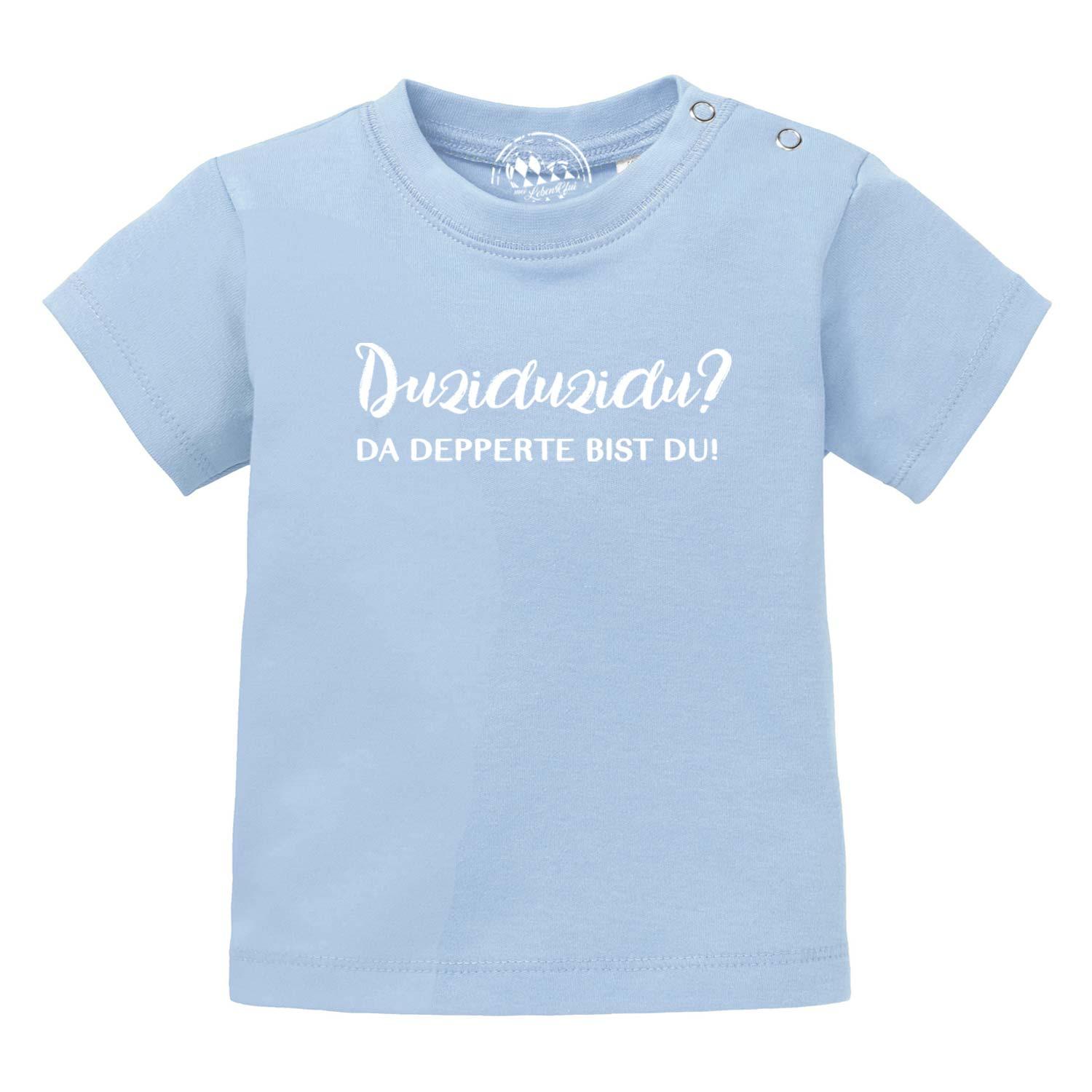 Baby T-Shirt Duziduzidu in Hellblau mit weißem Aufdruck und praktischen Druckknöpfen am Halsausschnitt.