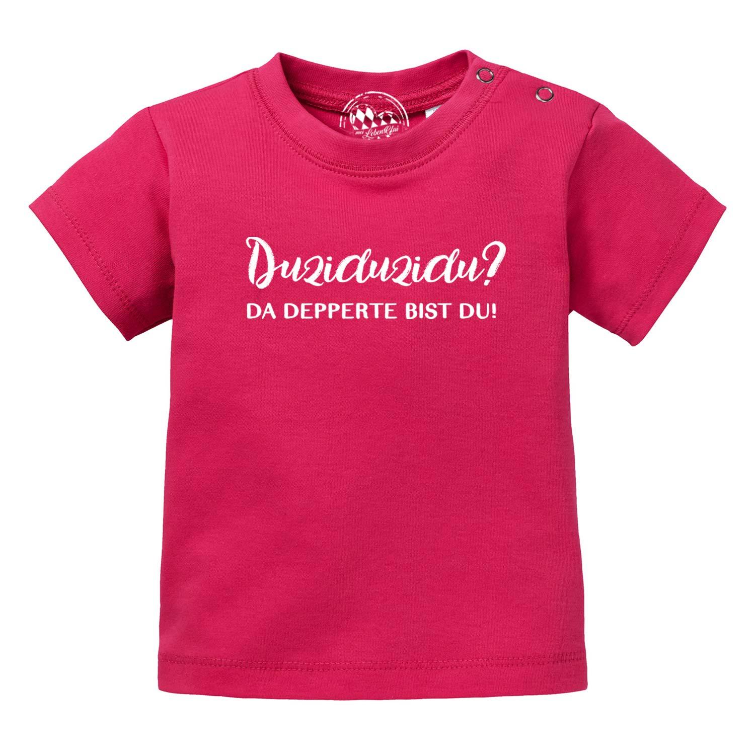 Pinkes Baby T-Shirt "Duziduzidu..." mit bayerischem Spruch auf der Vorderseite und Druckknöpfen an der Schulter.