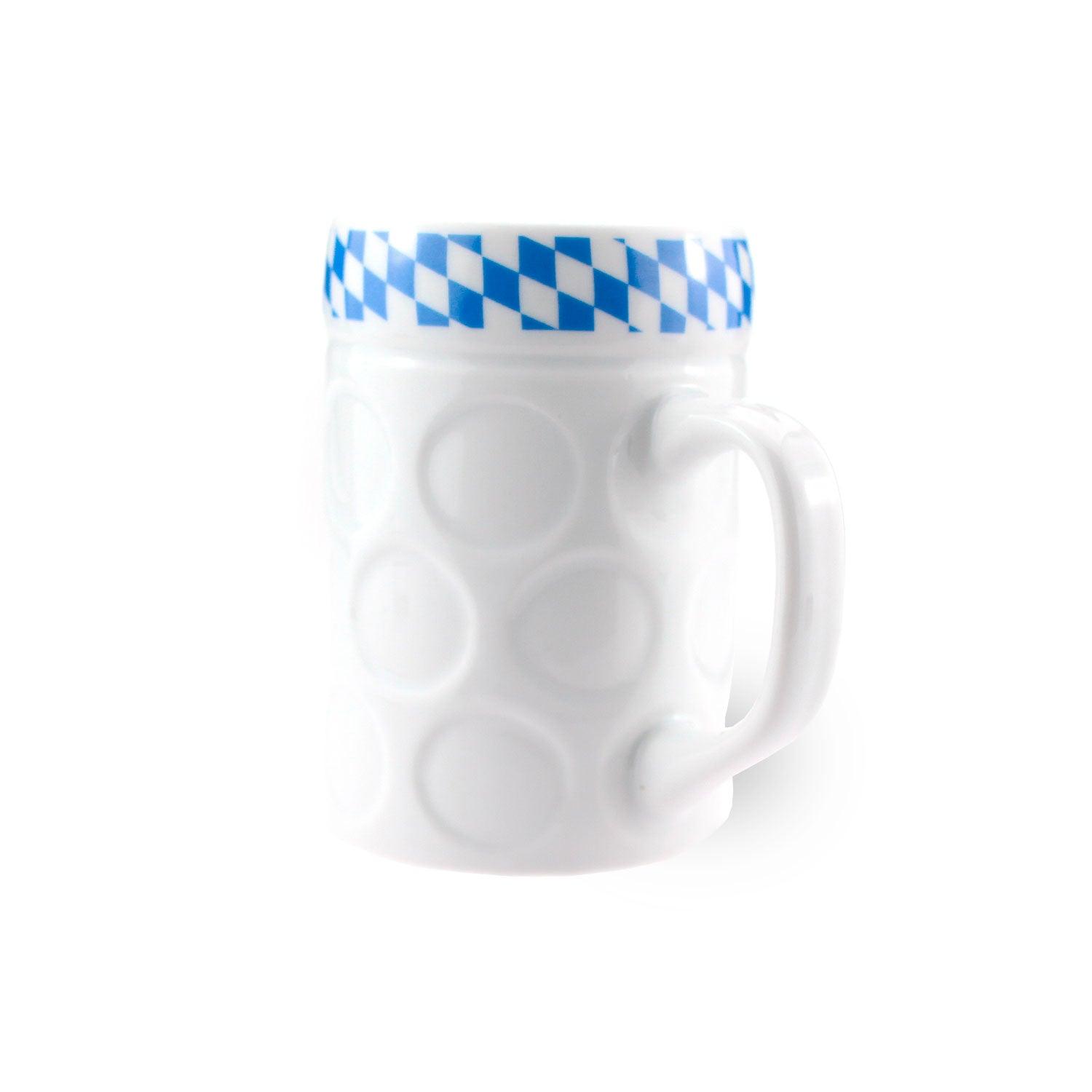 Weißer Bierkrug mit traditionellem bayerischem Rautenmuster am oberen Rand und genoppter Oberfläche