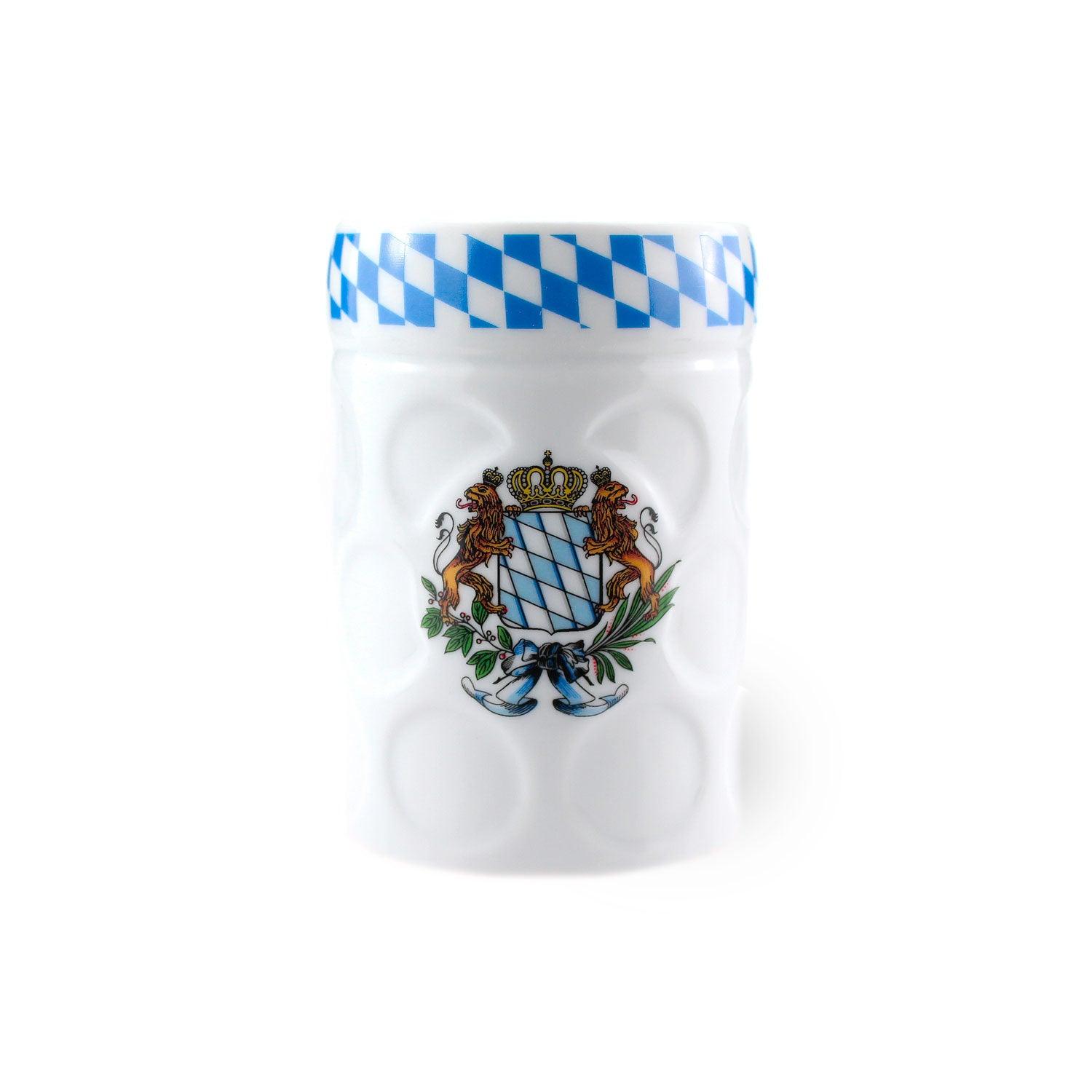 Weißer Porzellan-Bierkrug mit bayerischem Wappen, goldener Krone und blau-weißem Karorand.