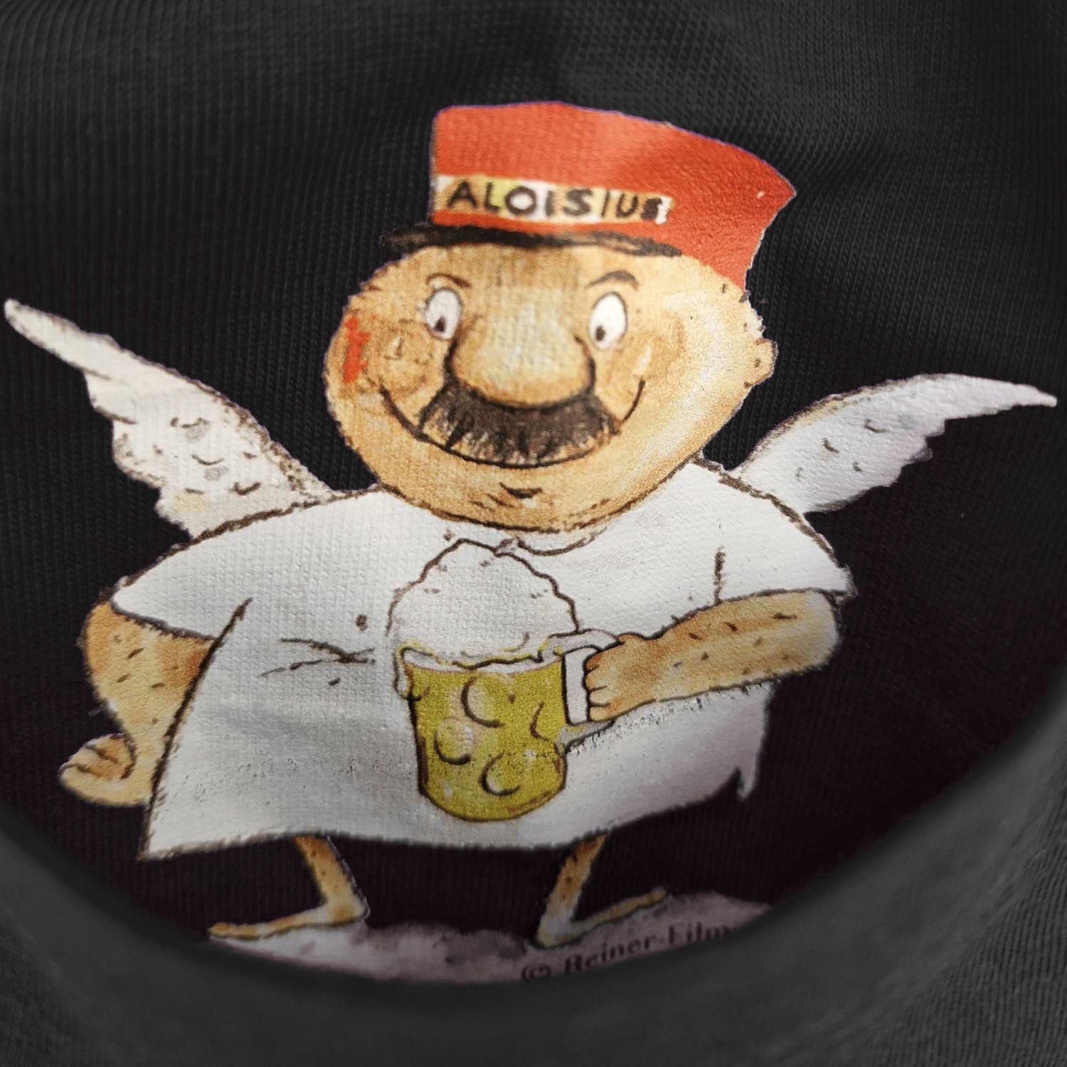 Detailaufnahme des T-Shirts mit Engel Aloisius im roten Hut, der ein Bierglas hält.