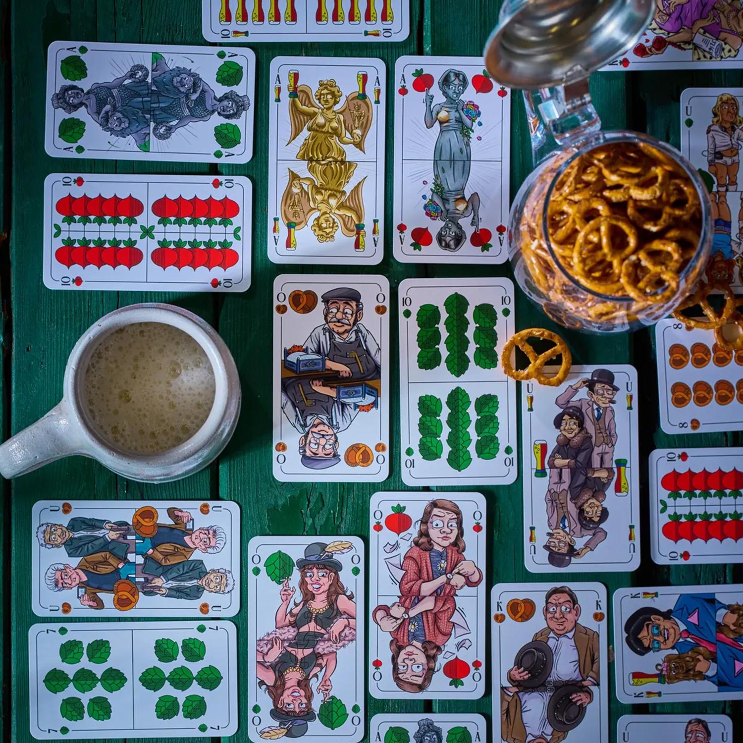 Schafkopf-Spielkarten mit Münchner Persönlichkeiten als Karikaturen im Comic-Stil, Set im Kunststoff-Etui.