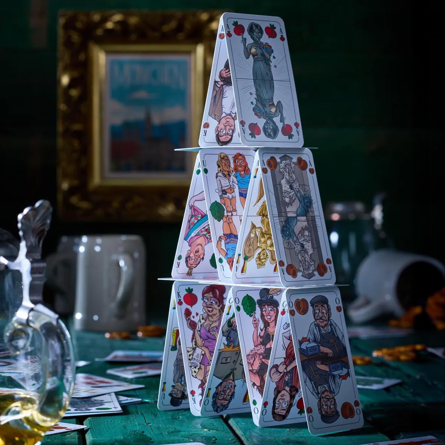 Schafkopf-Karten mit Münchner Persönlichkeiten und Wahrzeichen als Karikaturen im Comic-Stil, 32 Spielkarten im Kunststoffetui.