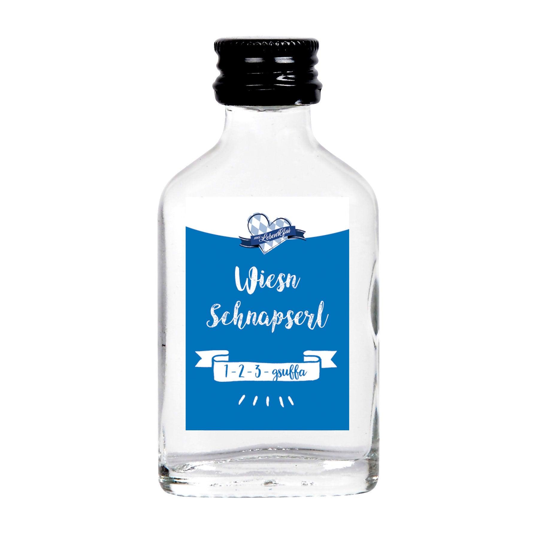 Kleine Glasflasche mit Oktoberfest-Box "Maßkrug-Tasse" Etikett "Wiesn Schnapserl 1-2-3-gsuffa" und schwarzem Deckel.