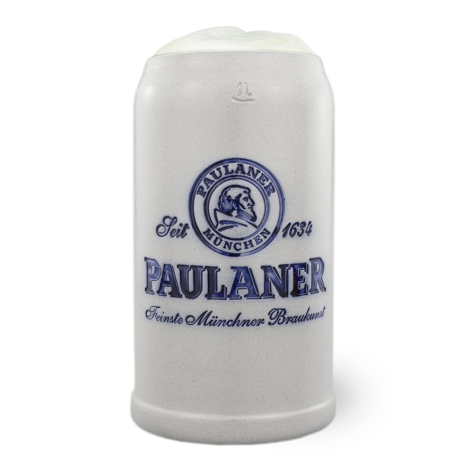 Traditioneller Paulaner Bierkrug aus Keramik, weiß mit blauem Paulaner-Logo und Feinzellenschaum.