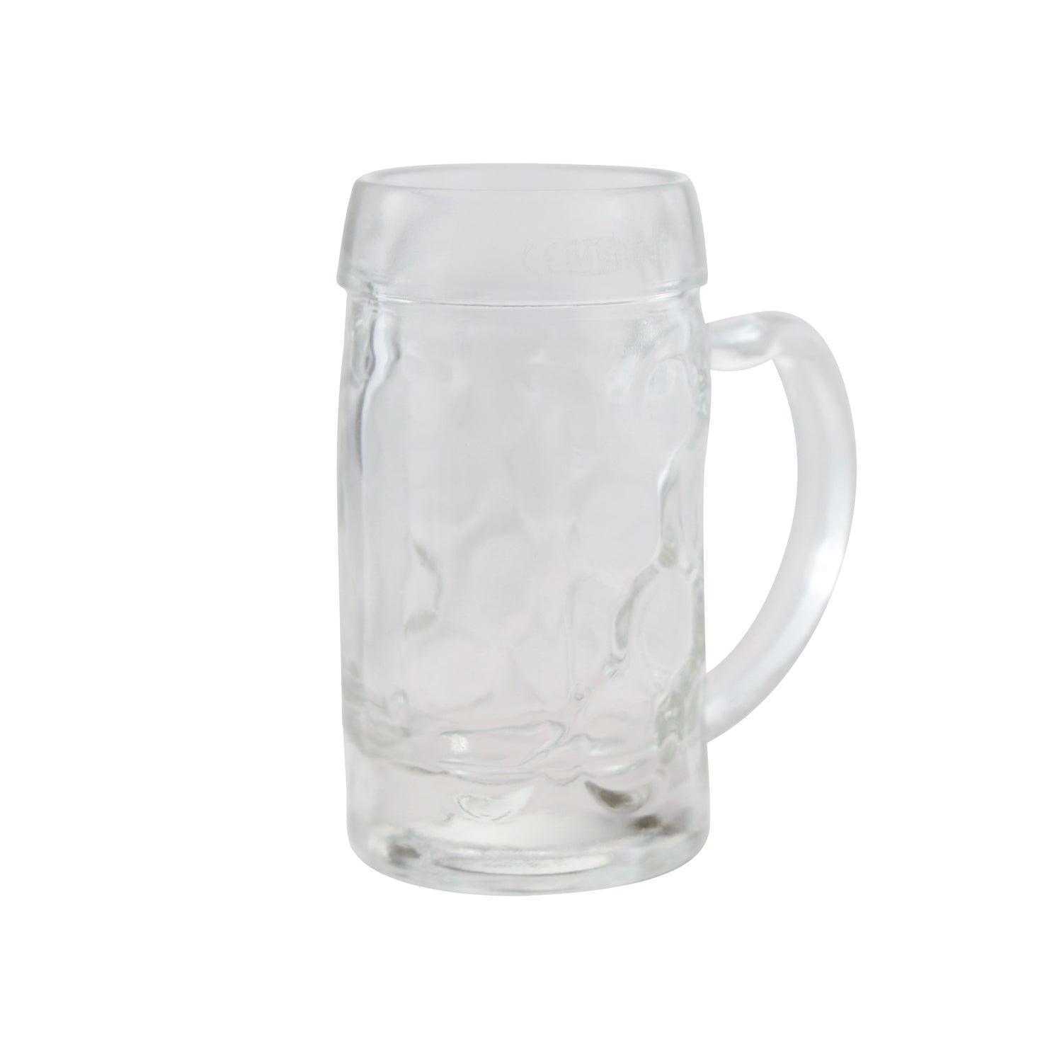 Personalisierter Mini-Bierkrug aus klarem Glas mit Henkel und graviertem Schriftzug, 40 ml Inhalt.
