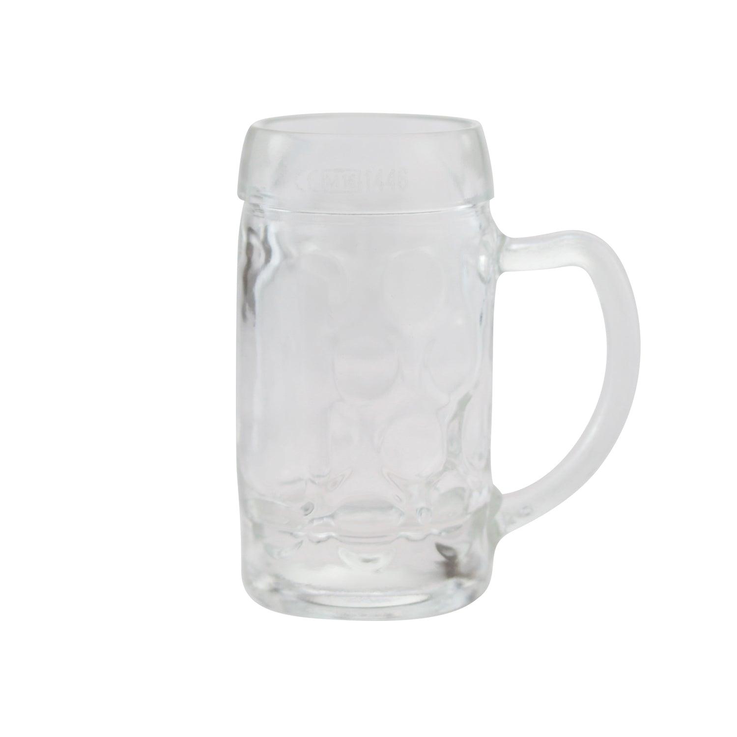 Kleiner Bierkrug aus klarem Glas mit graviertem Herz-Motiv und Wunschtext, zylindrisch, 40 ml Fassungsvermögen.