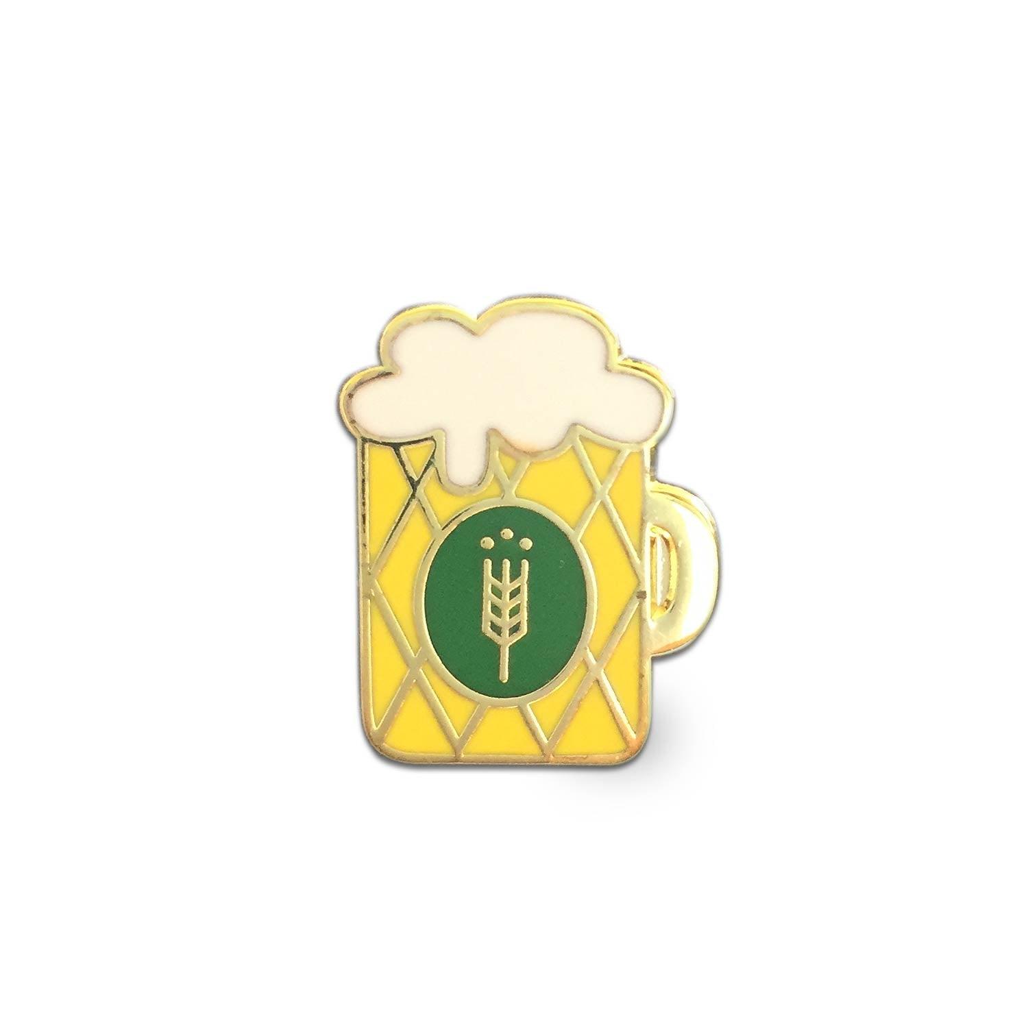 Pin in Form eines Maßkrugs mit gelber Bierfüllung und weißem Schaum, aus Hartemaille, ca. 1,3 x 1,8 cm.