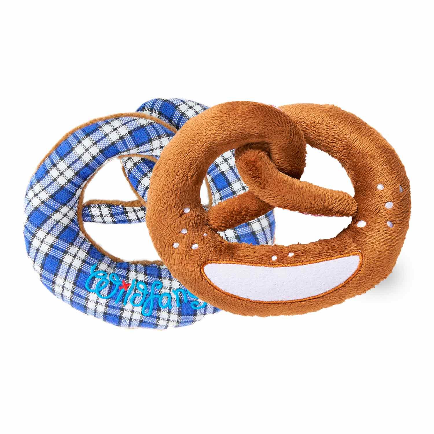 Weiche Plüsch-Breze mit integrierter Rassel, herzförmiger Öffnung und blauer Filzschleife, 15 × 13 cm, Plüsch.