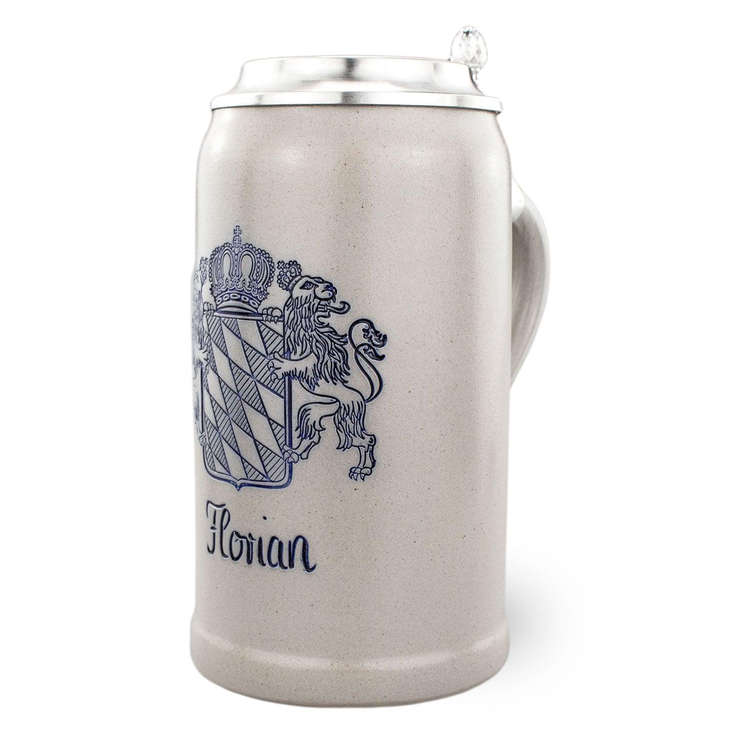 Traditioneller Bierkrug aus Steinzeug mit Zinndeckel, blauer Gravur und bayerischem Wappen auf salzglasiertem Grund.