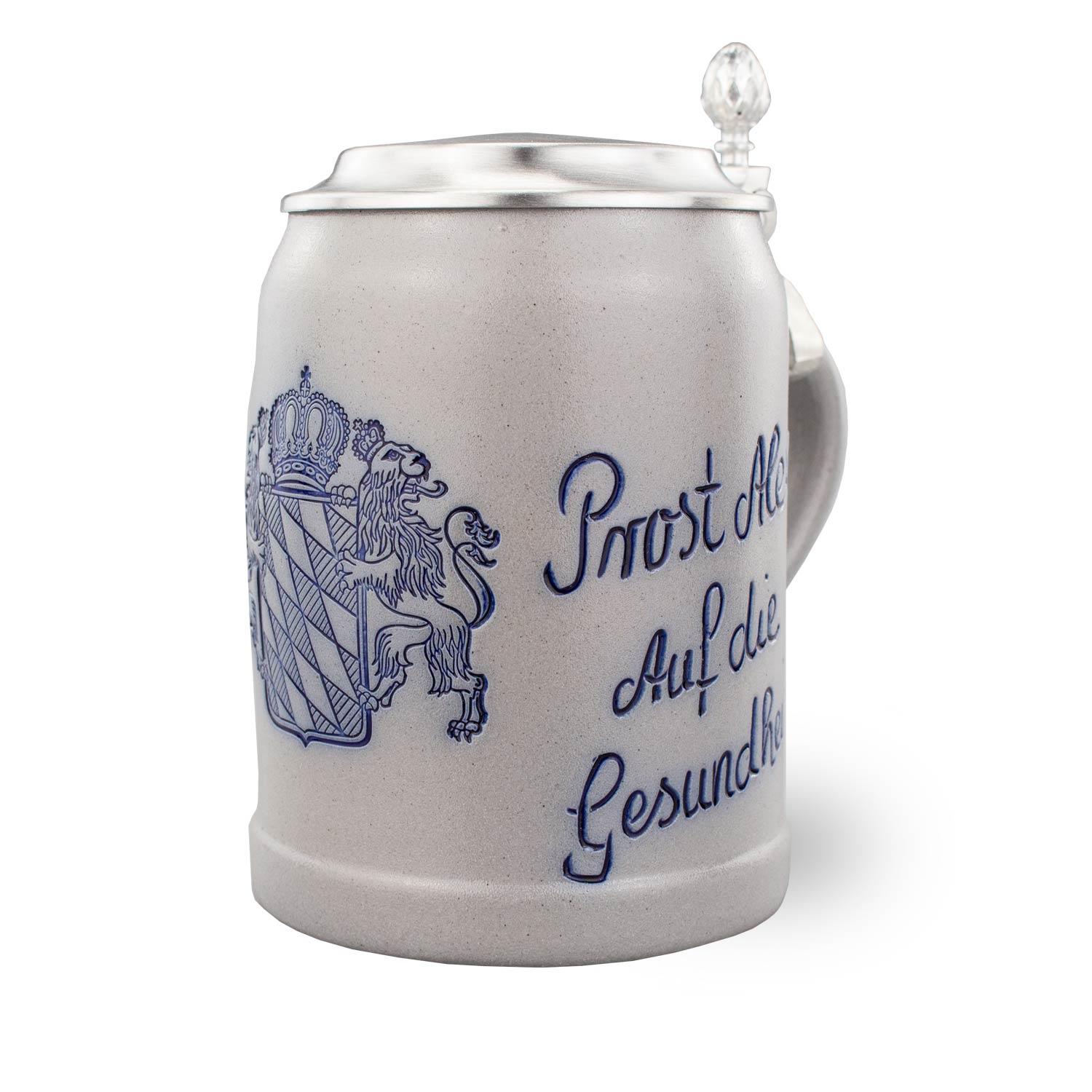 Traditioneller Bierkrug aus salzglasierter Keramik mit Zinndeckel, Gravurfeld und blauer Emaille-Schrift.