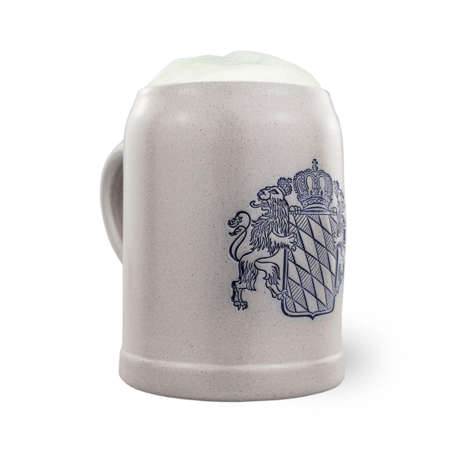 Traditioneller Bierkrug aus Steingut mit blauer Salzglasur, Gravurfeld und geschwungener Gravurschrift, 0,5 l.