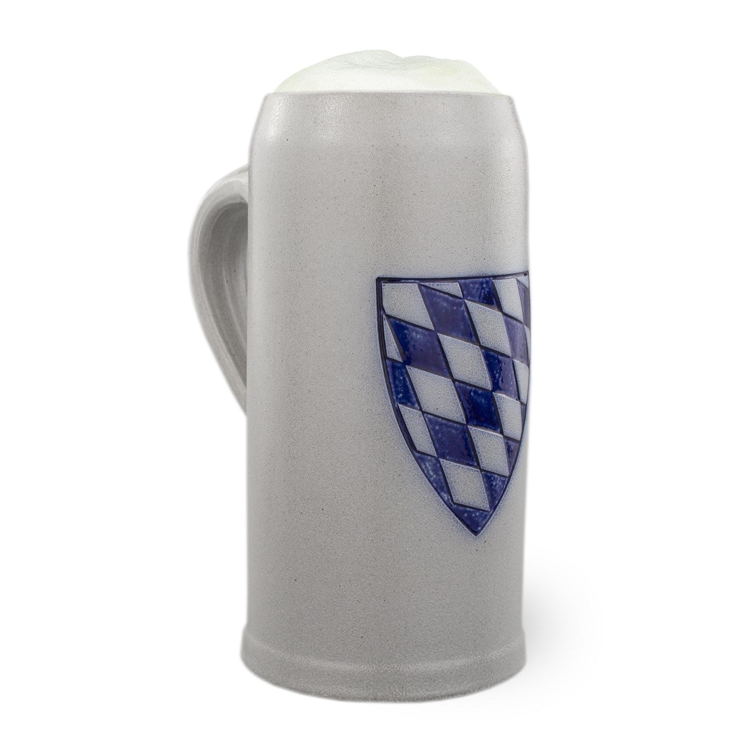 Schlanker, grauer Steinkrug mit blauem Bayernschild-Prägemotiv, traditionell gefertigt, Fassungsvermögen 0,5 Liter.