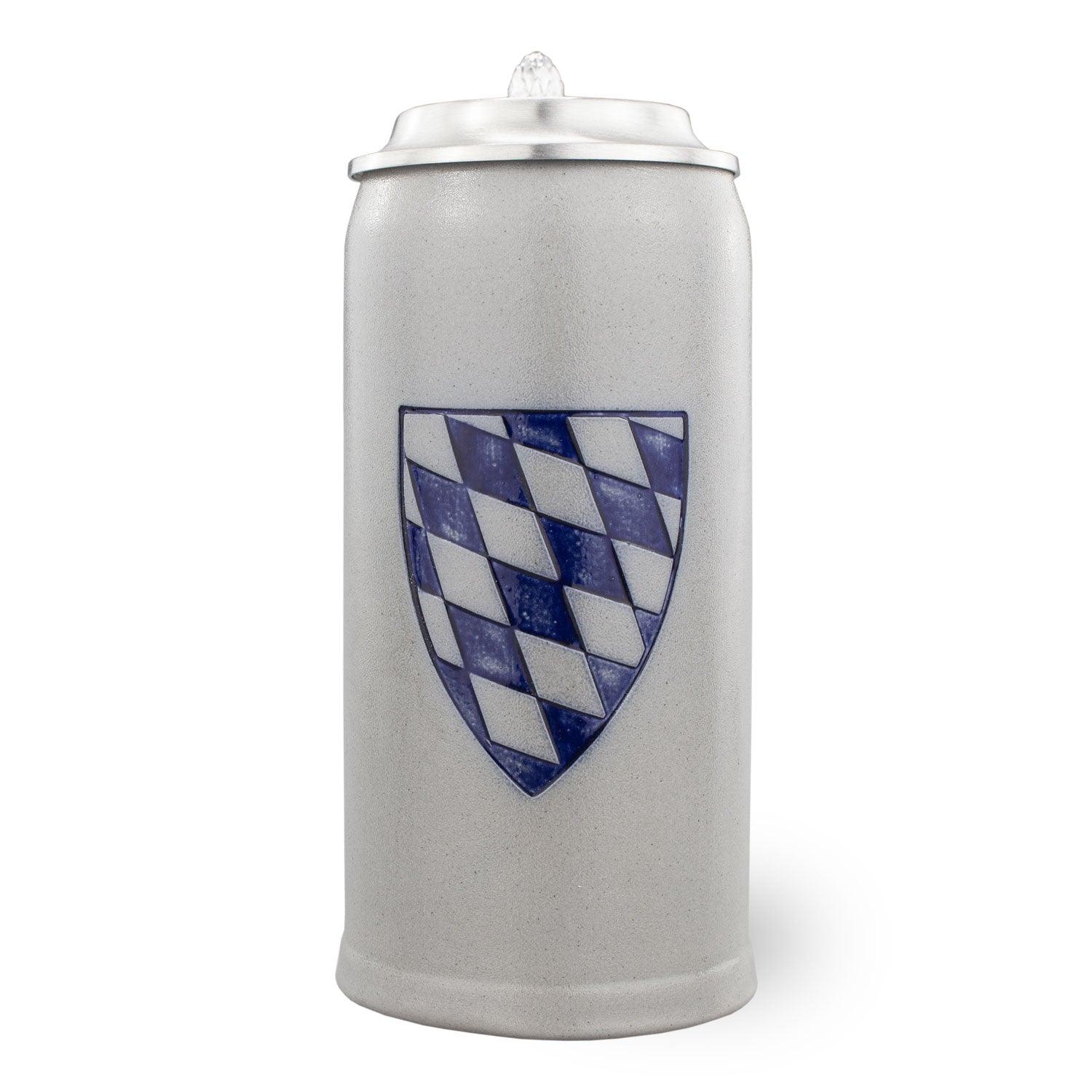 Schlanker Steinkrug mit gravierbarem Zinndeckel und farbigem Bayernwappen, traditionell handgefertigt.
