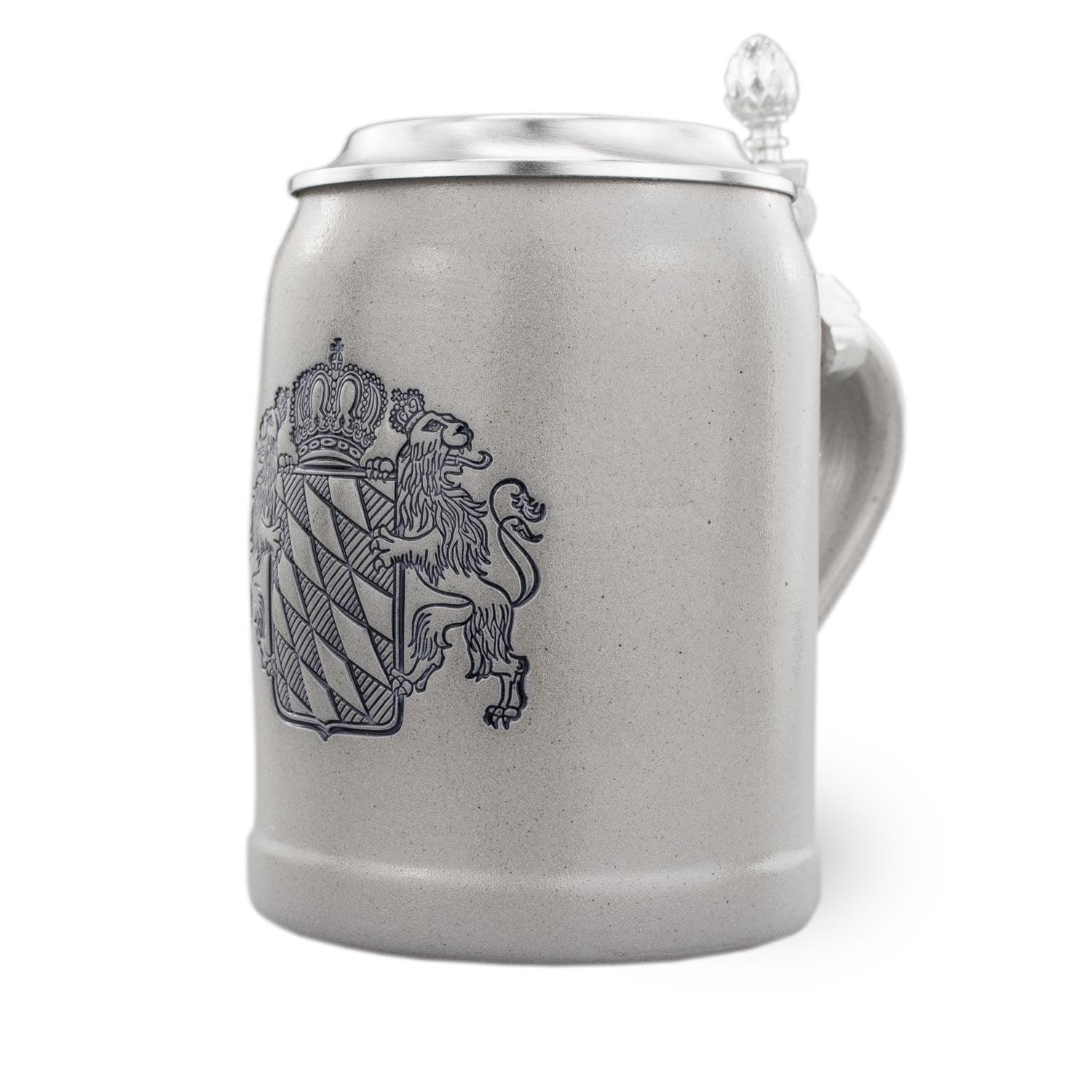 Traditioneller Bierkrug aus Steinzeug mit gravierbarem Zinndeckel und farbigem Bayernwappen auf der Vorderseite.
