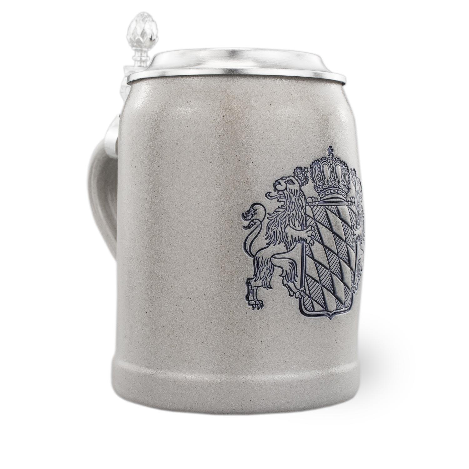 Traditioneller Bierkrug aus Steinzeug mit Zinndeckel, Bayernwappen-Relief und individueller Gravuroption, 0,5 l.